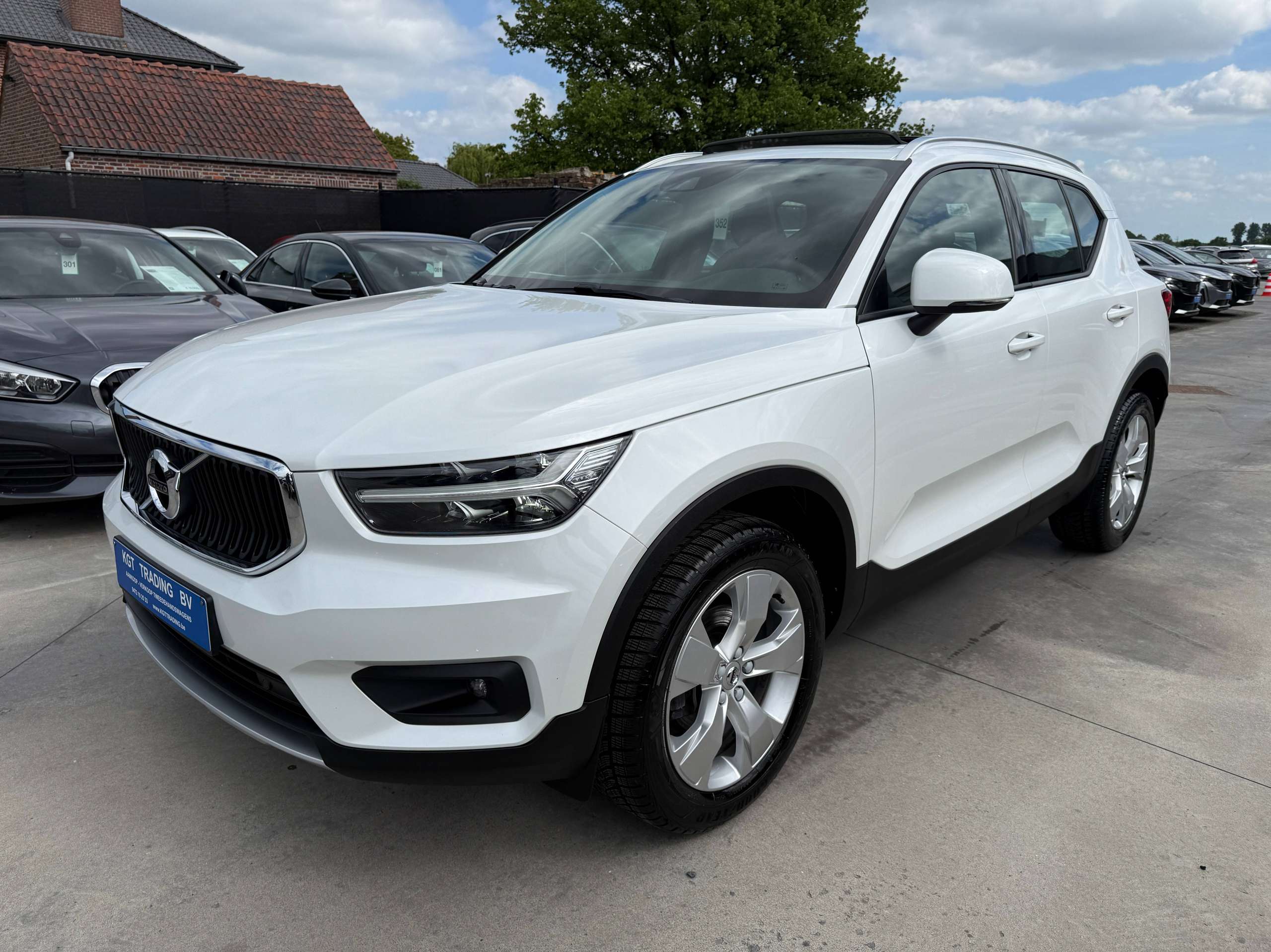 728da898-6fbb-4dd1-8eb1-38ddf528fc499-volvo-xc40-1-5-t2-navigatie-zwart-leder-opendak-carplay-dab-full-led.jpg