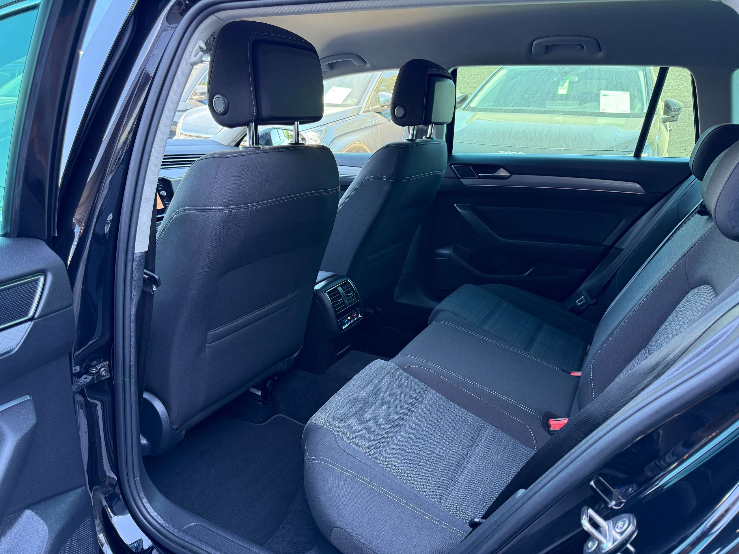 7d731be0-ad96-417e-8709-421d38f5f12e15-volkswagen-passat-variant-1-6-tdi-dsg-automaat-full-led-navigatie-trekhaak-carplay.jpg