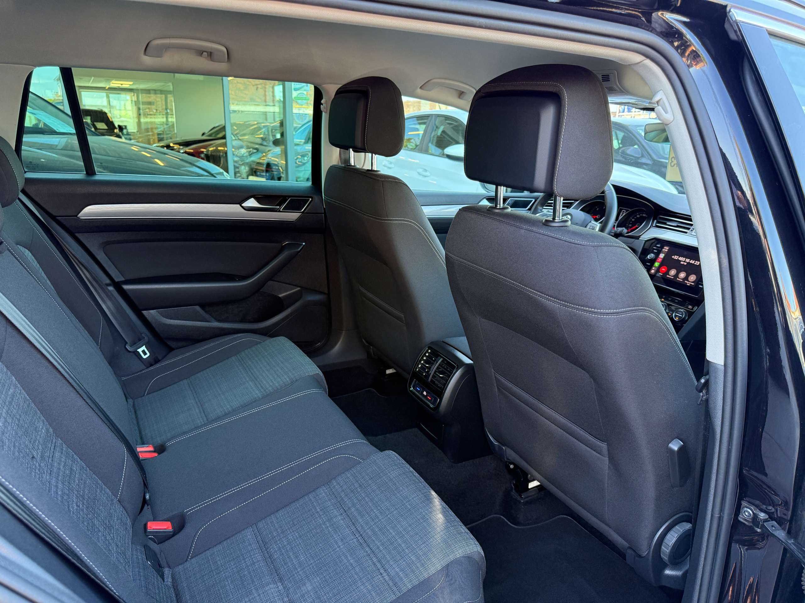 7d731be0-ad96-417e-8709-421d38f5f12e34-volkswagen-passat-variant-1-6-tdi-dsg-automaat-full-led-navigatie-trekhaak-carplay.jpg