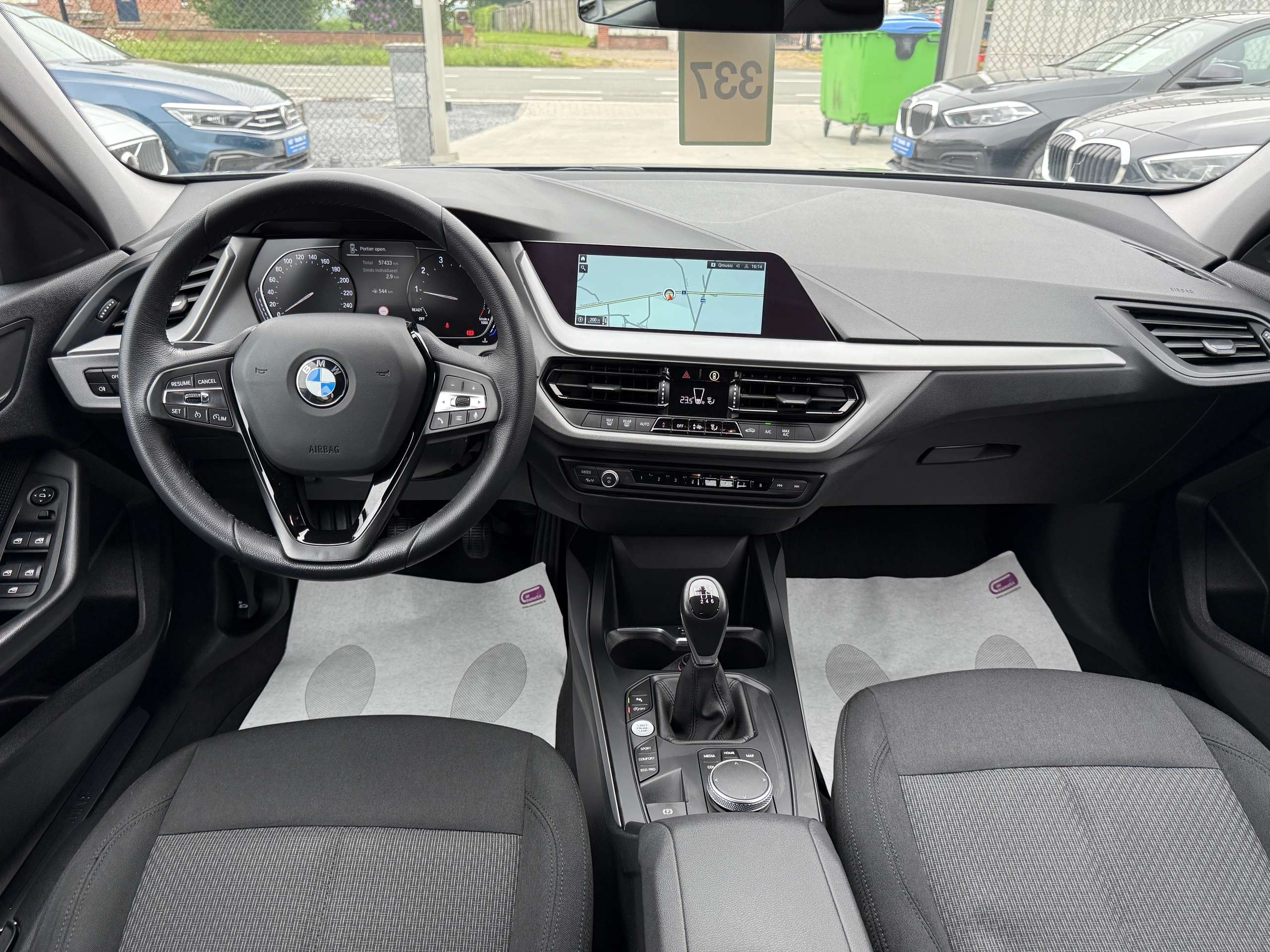 86a1af9f-8dc5-41dc-be27-de3c405a645728-bmw-118-i-136pk-navigatie-carplay-full-led-bluetooth-pdc-alu.jpg