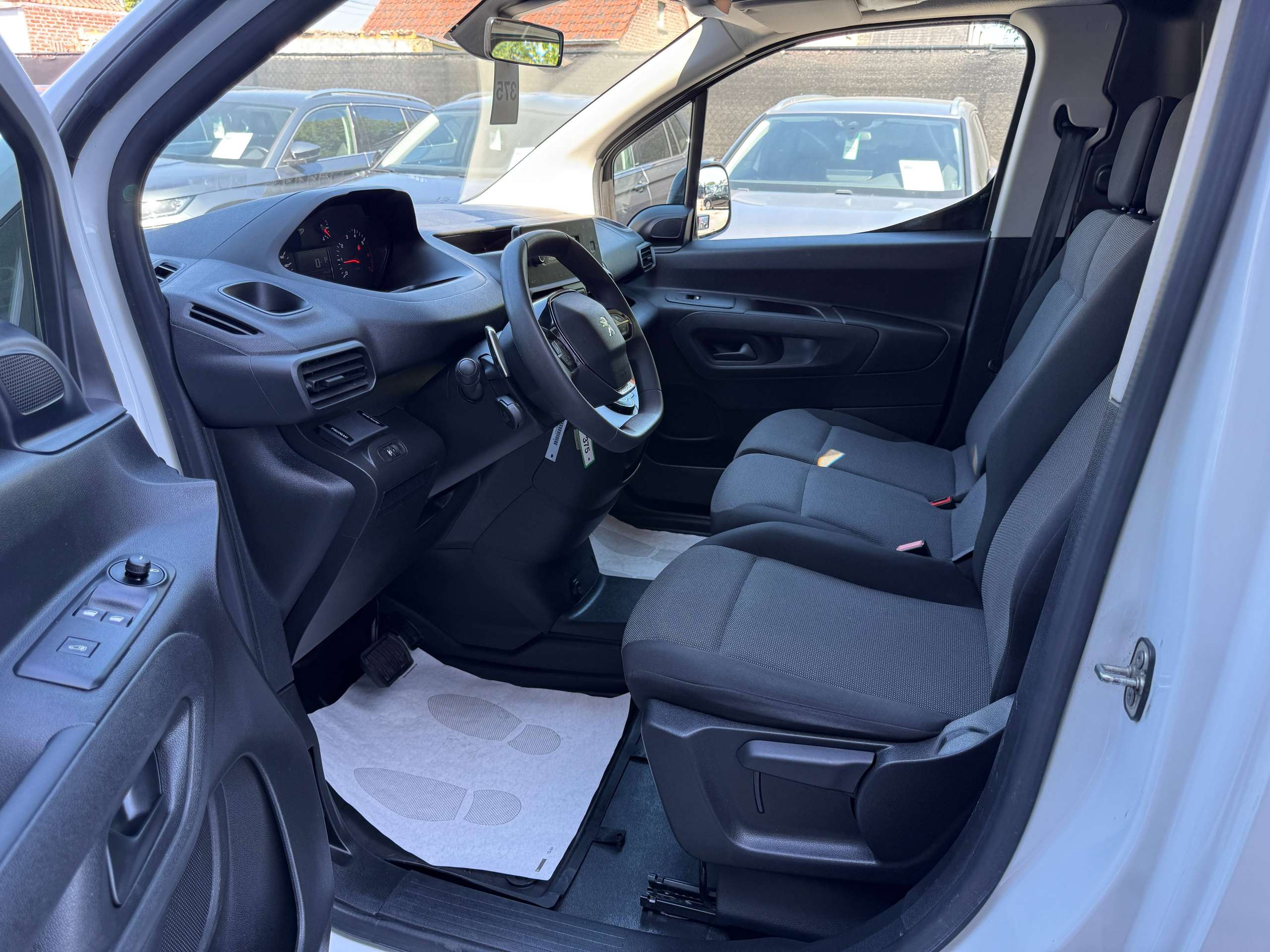 95028cae-d287-4735-84cd-8e4506be1ca911-peugeot-partner-1-5-bluehdi-130pk-automaat-3-zit-bluetooth-pdc-airco-carpass.jpg
