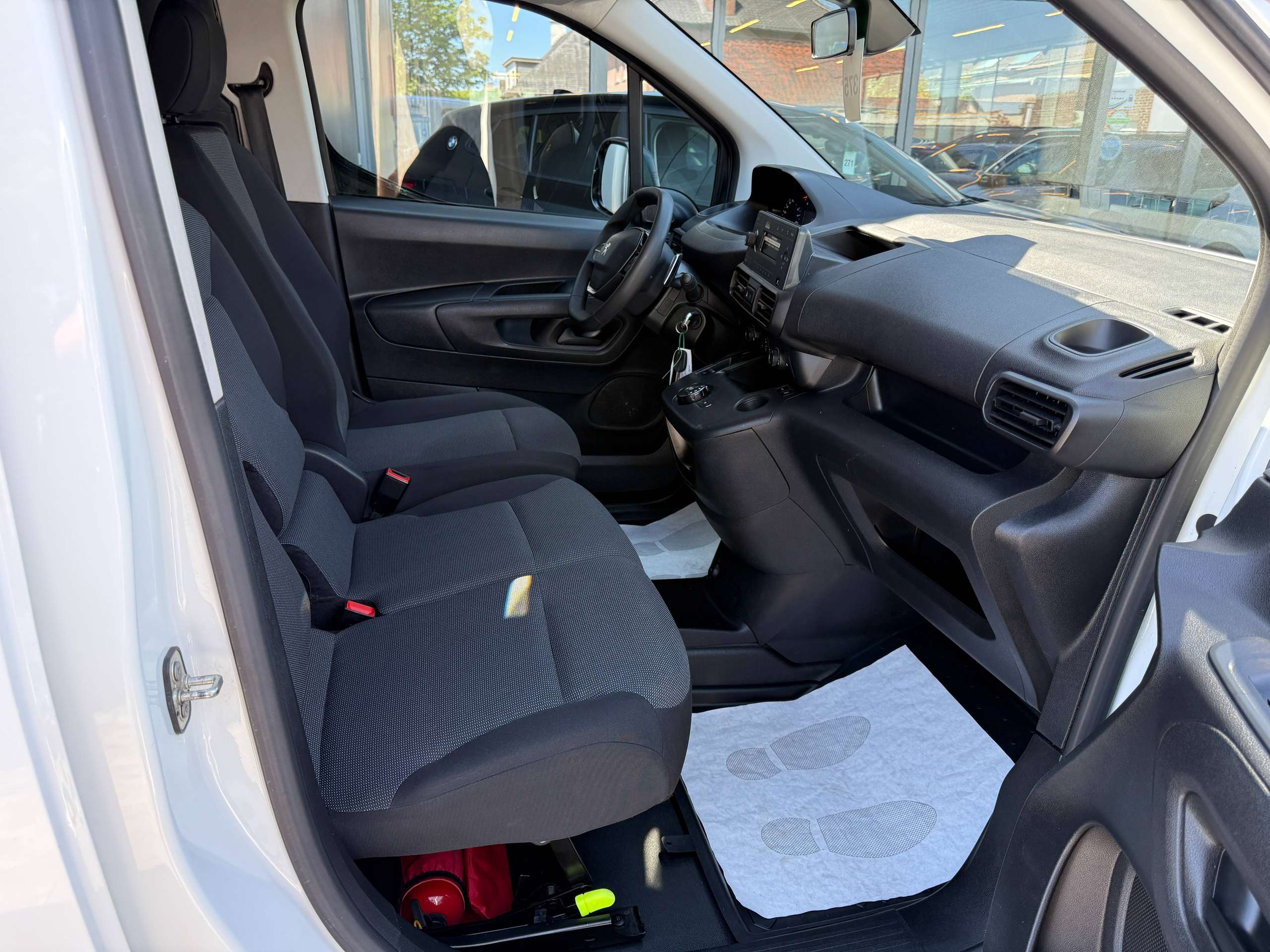 95028cae-d287-4735-84cd-8e4506be1ca920-peugeot-partner-1-5-bluehdi-130pk-automaat-3-zit-bluetooth-pdc-airco-carpass.jpg