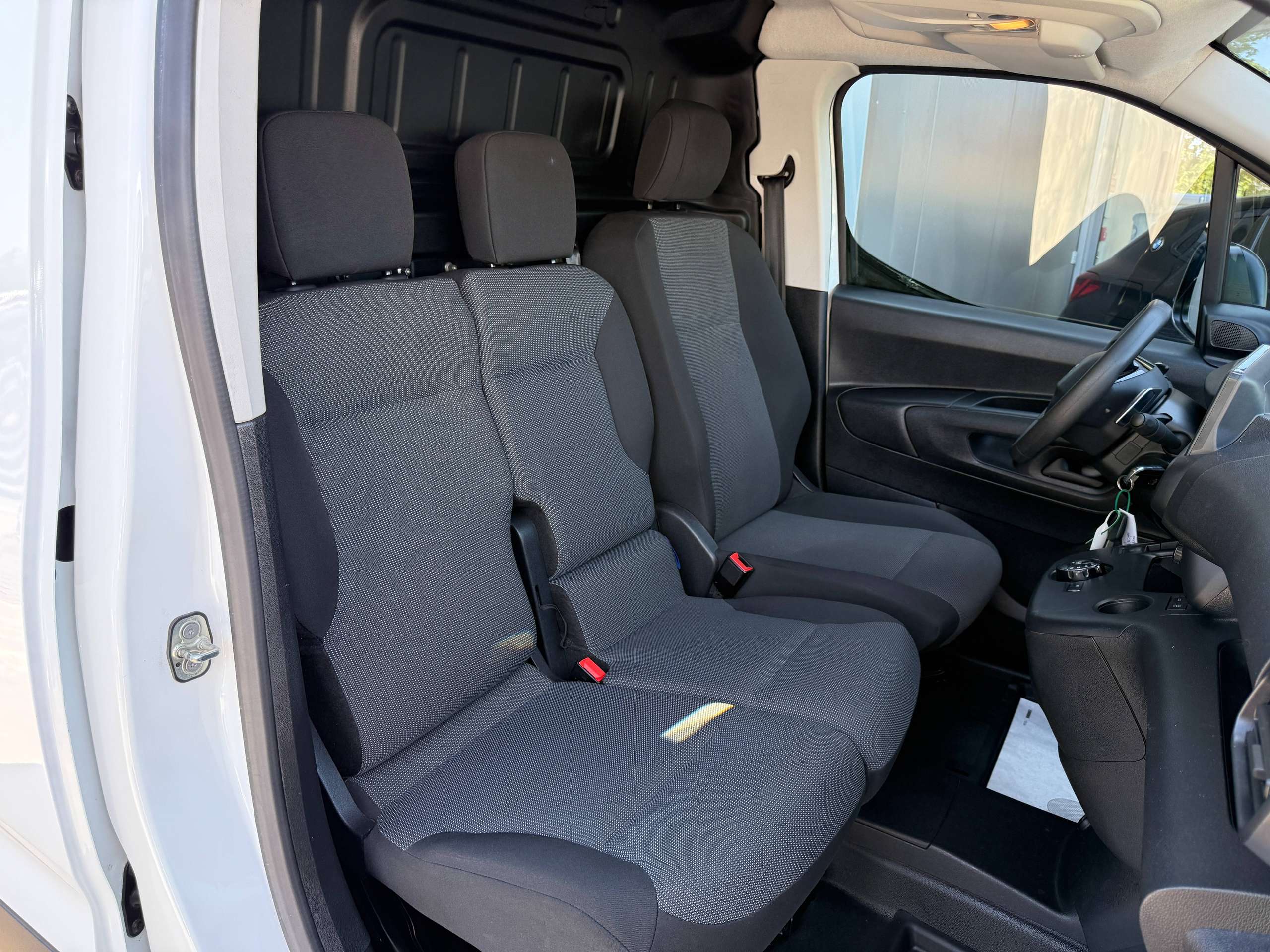 95028cae-d287-4735-84cd-8e4506be1ca922-peugeot-partner-1-5-bluehdi-130pk-automaat-3-zit-bluetooth-pdc-airco-carpass.jpg