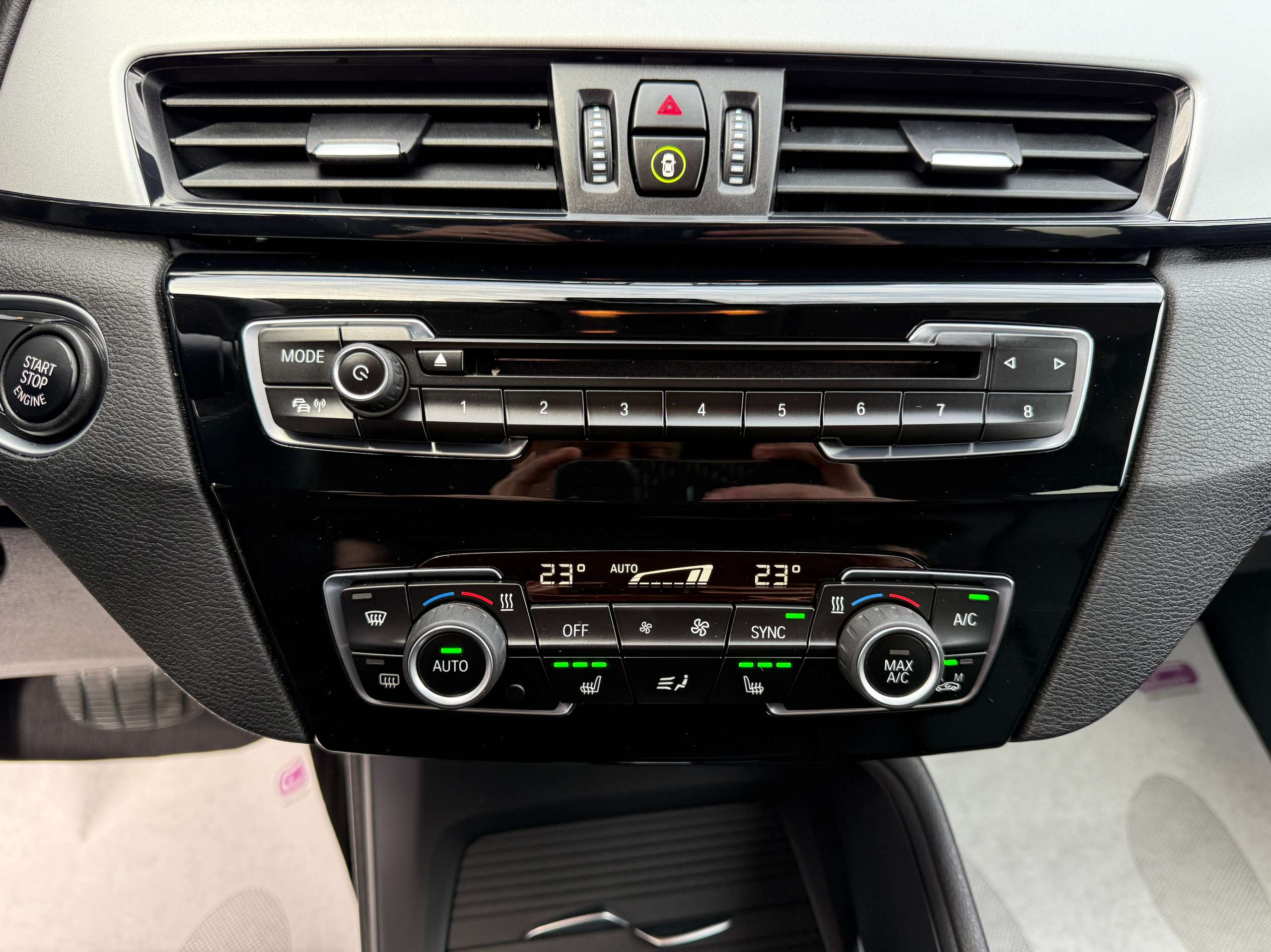abebf4b4-4e2e-4f39-8652-0833e68b01e122-bmw-x1-2-0da-136pk-automaat-navi-zwart-leder-full-led-camera.jpg