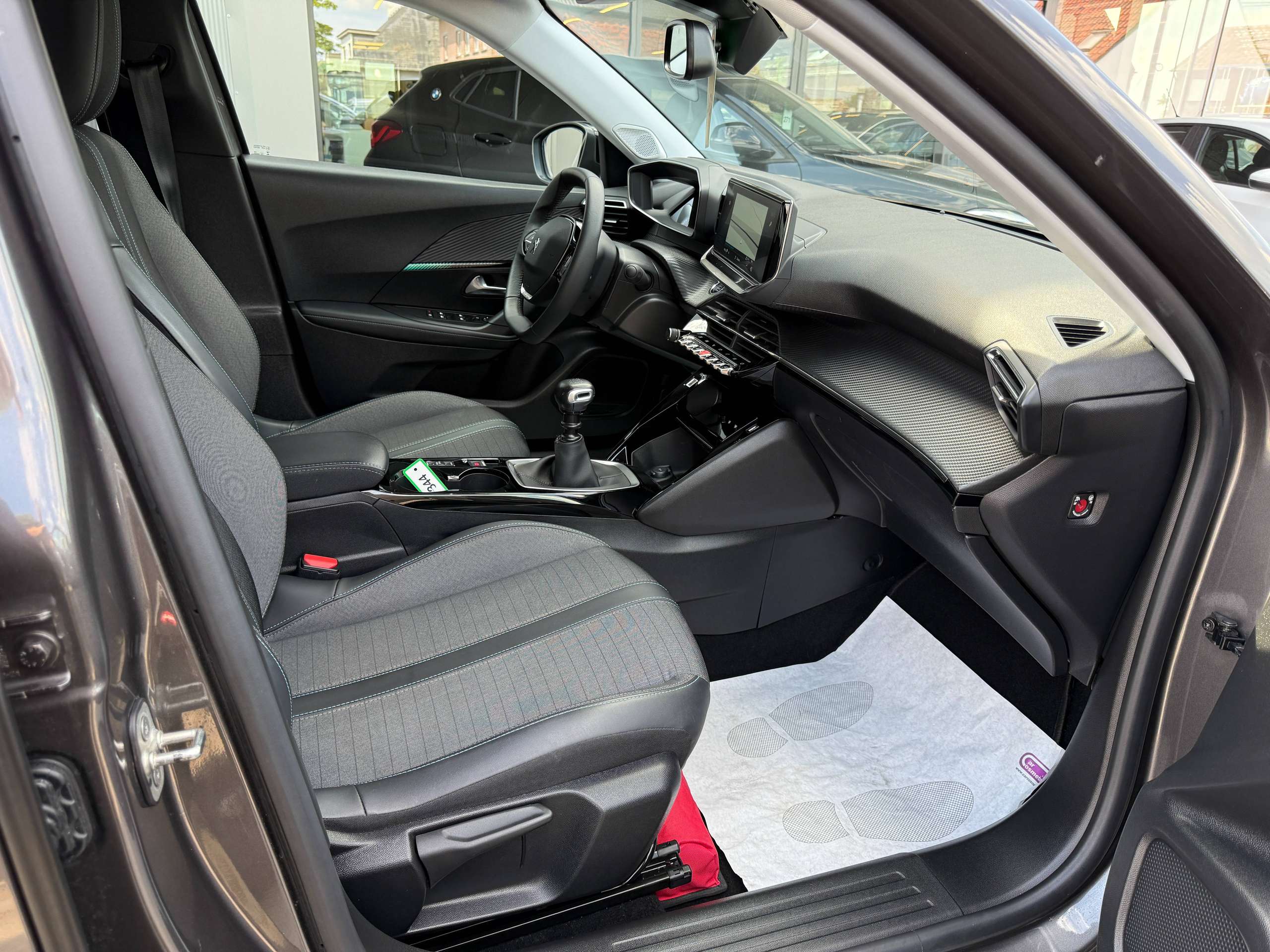 daf3a78d-541e-4ada-9df2-6c32a7a4316424-peugeot-2008-1-2i-130pk-allure-navigatie-camera-leder-carplay-full-led-lane-assist.jpg