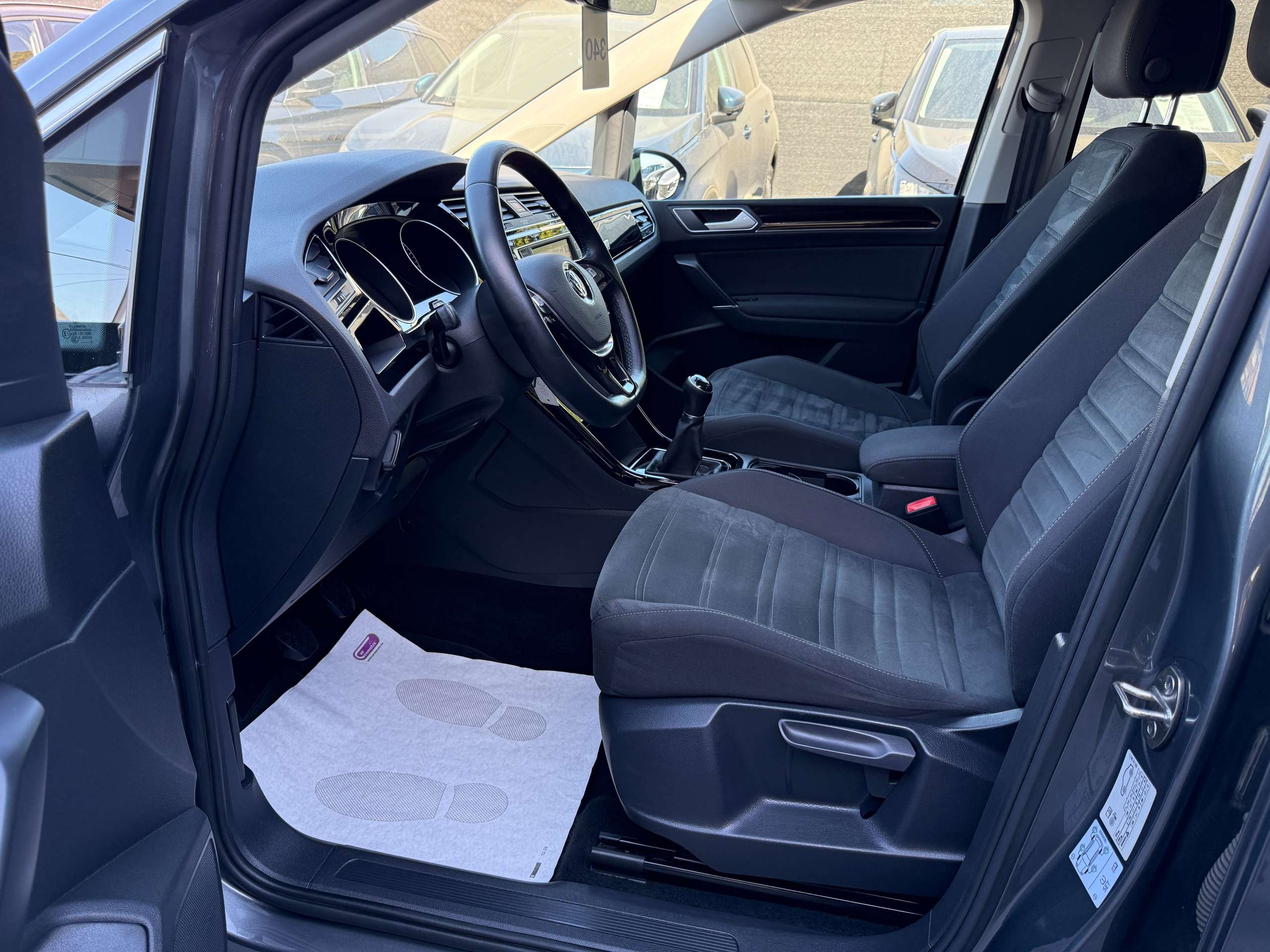 e009a36a-f888-49a0-a25b-89e3b8f8020211-volkswagen-touran-1-2-tsi-110pk-highline-navigatie-bluetooth-pdc-va-alu.jpg