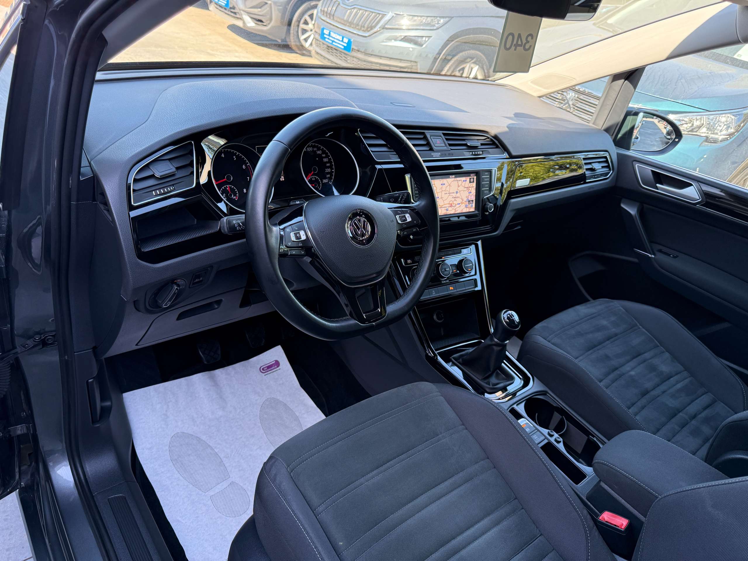 e009a36a-f888-49a0-a25b-89e3b8f8020212-volkswagen-touran-1-2-tsi-110pk-highline-navigatie-bluetooth-pdc-va-alu.jpg
