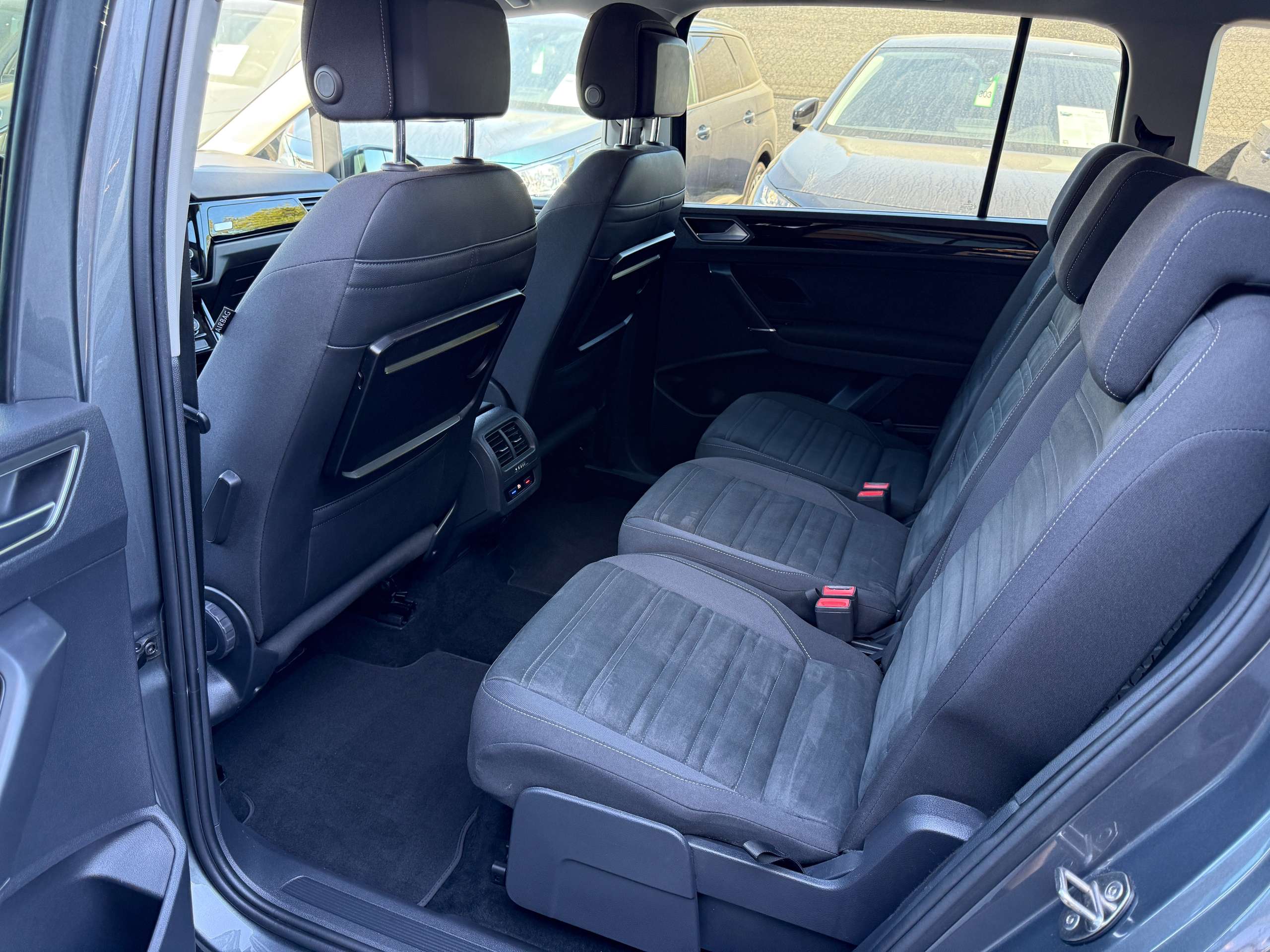 e009a36a-f888-49a0-a25b-89e3b8f8020213-volkswagen-touran-1-2-tsi-110pk-highline-navigatie-bluetooth-pdc-va-alu.jpg