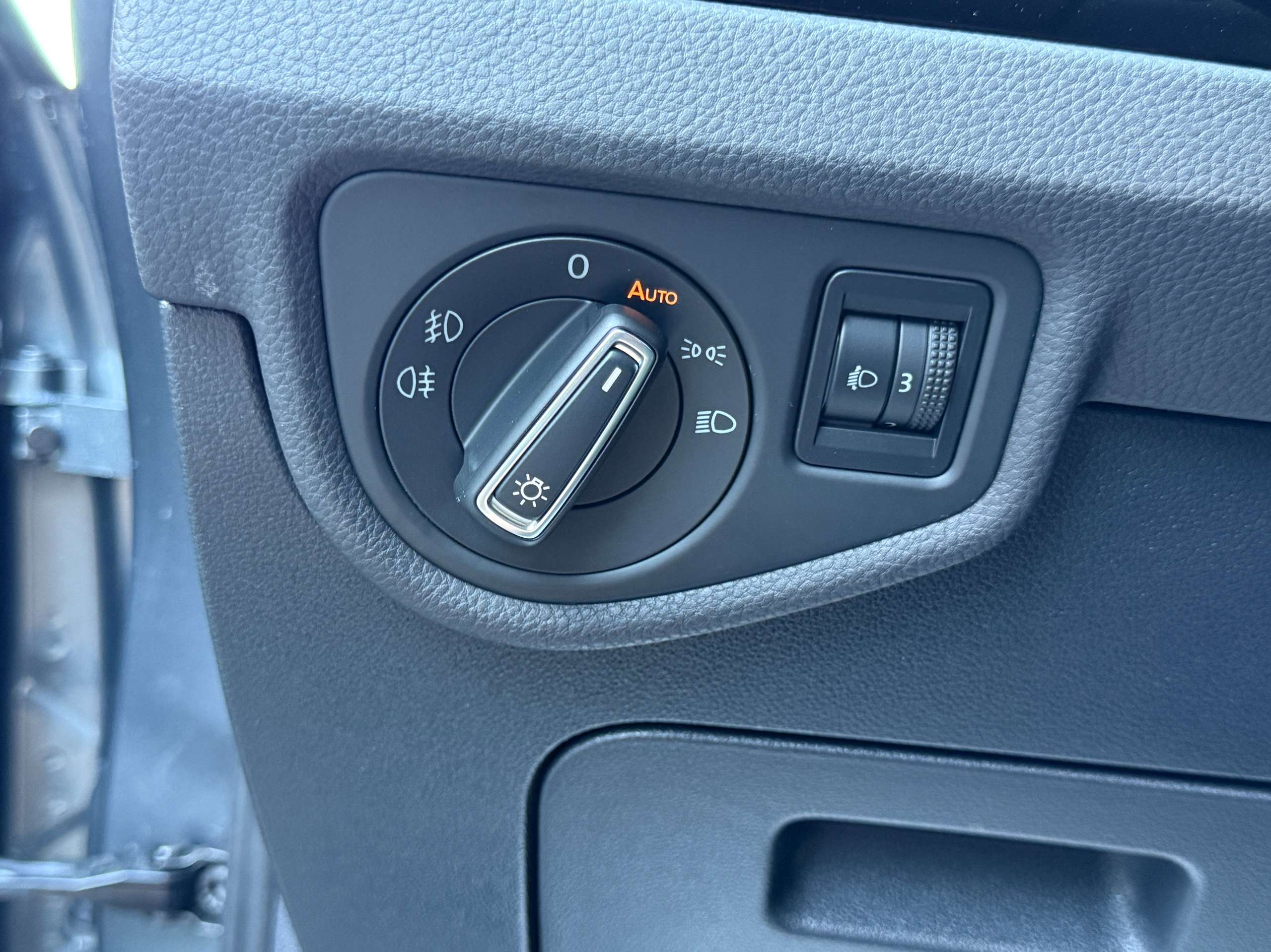 e009a36a-f888-49a0-a25b-89e3b8f8020215-volkswagen-touran-1-2-tsi-110pk-highline-navigatie-bluetooth-pdc-va-alu.jpg