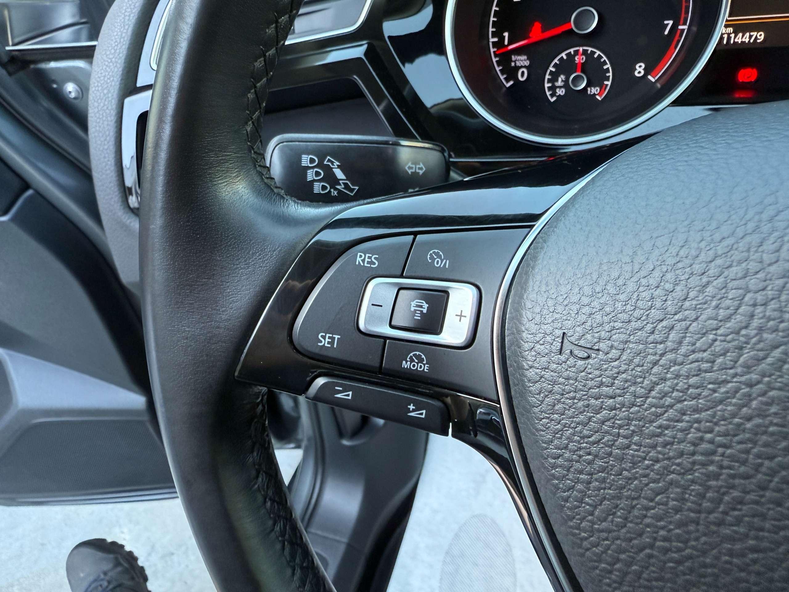 e009a36a-f888-49a0-a25b-89e3b8f8020216-volkswagen-touran-1-2-tsi-110pk-highline-navigatie-bluetooth-pdc-va-alu.jpg