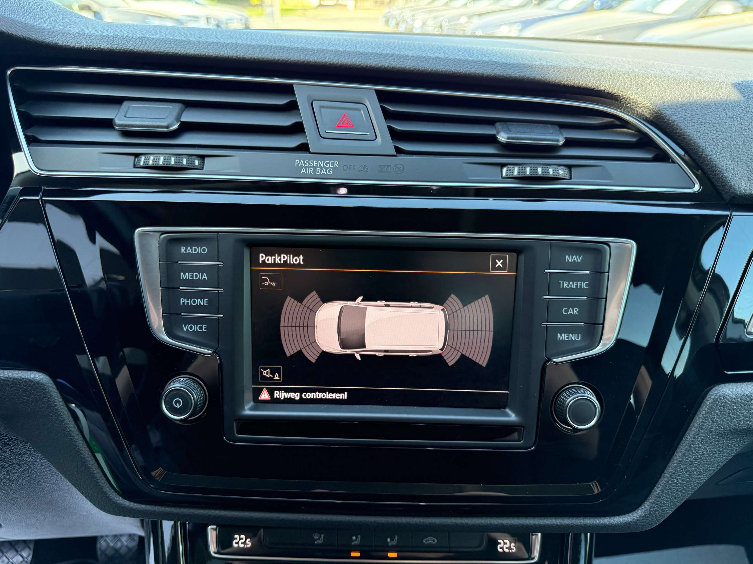 e009a36a-f888-49a0-a25b-89e3b8f8020219-volkswagen-touran-1-2-tsi-110pk-highline-navigatie-bluetooth-pdc-va-alu.jpg