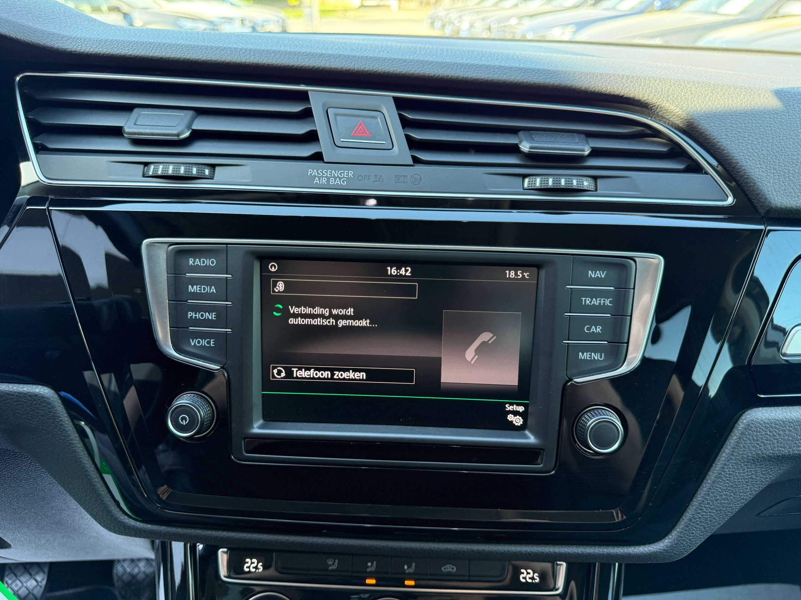 e009a36a-f888-49a0-a25b-89e3b8f8020220-volkswagen-touran-1-2-tsi-110pk-highline-navigatie-bluetooth-pdc-va-alu.jpg