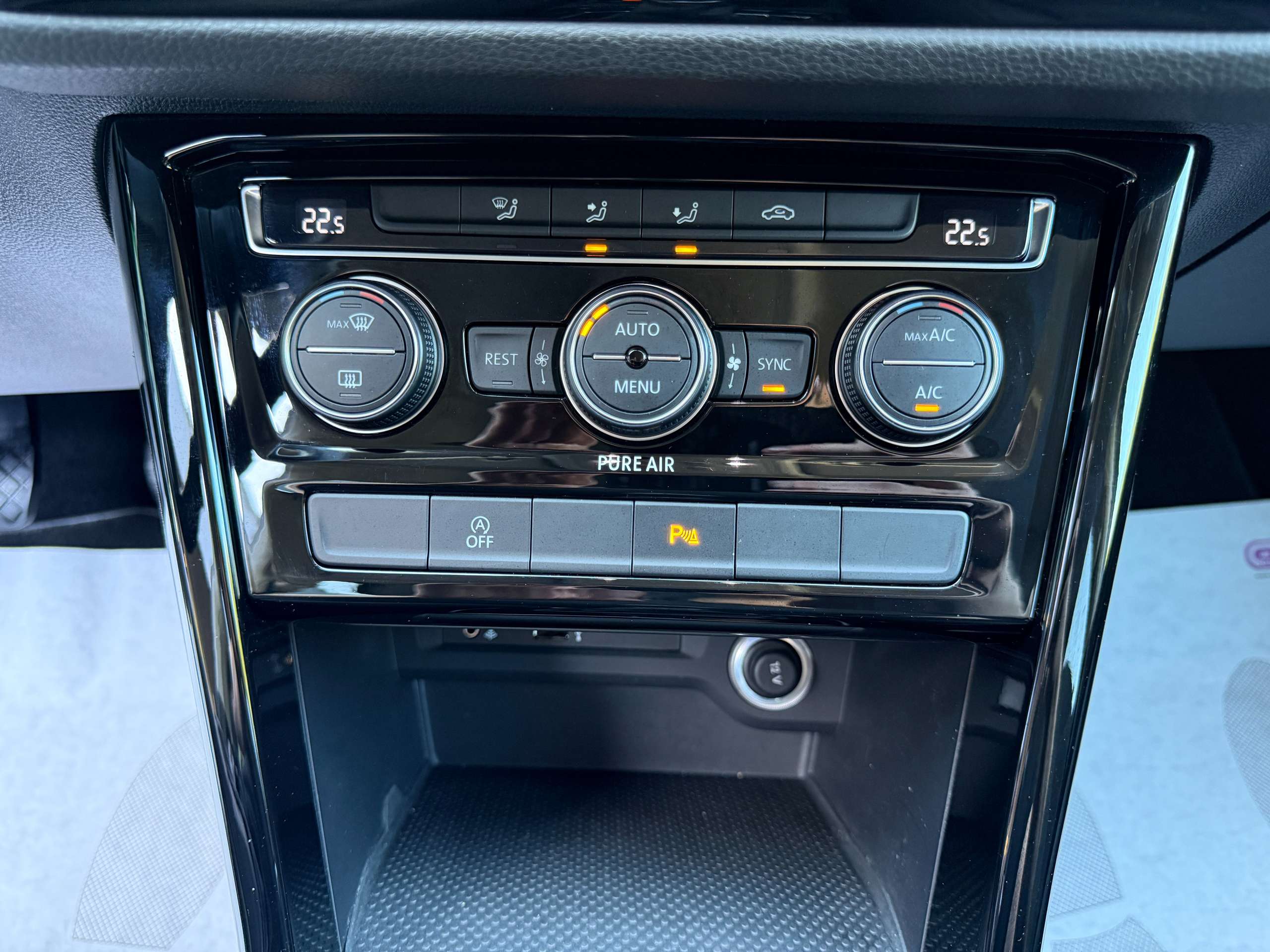 e009a36a-f888-49a0-a25b-89e3b8f8020221-volkswagen-touran-1-2-tsi-110pk-highline-navigatie-bluetooth-pdc-va-alu.jpg