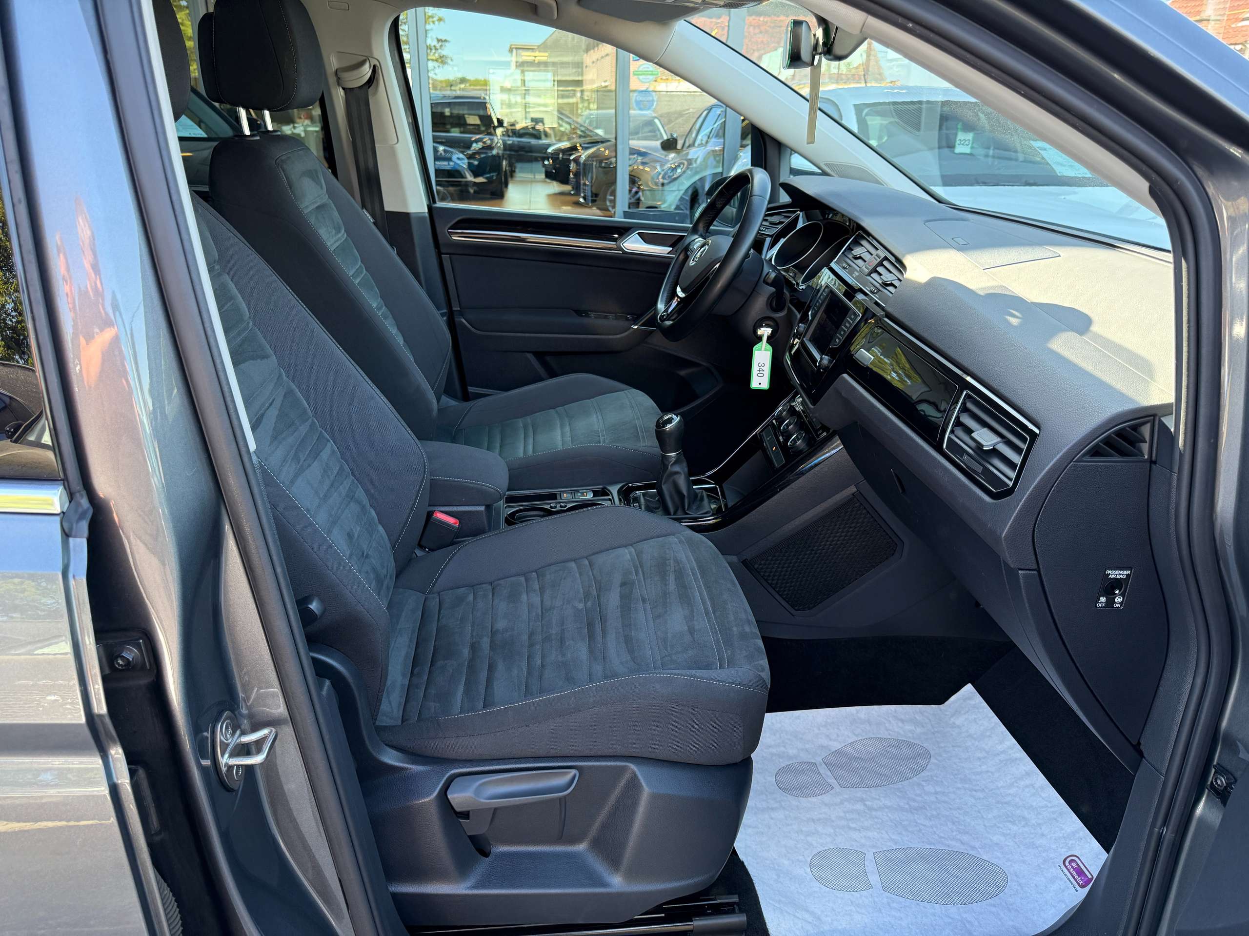 e009a36a-f888-49a0-a25b-89e3b8f8020222-volkswagen-touran-1-2-tsi-110pk-highline-navigatie-bluetooth-pdc-va-alu.jpg