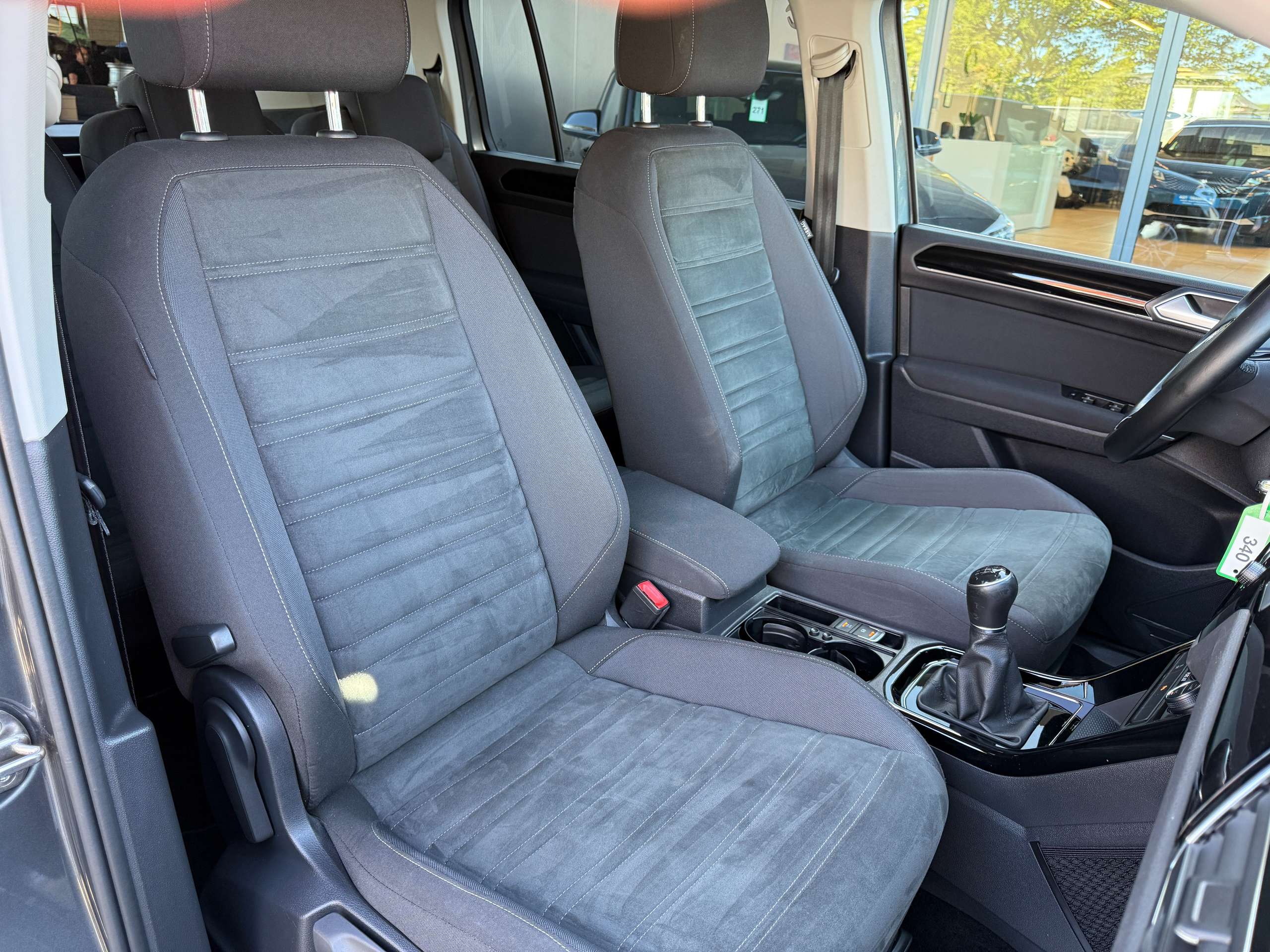 e009a36a-f888-49a0-a25b-89e3b8f8020224-volkswagen-touran-1-2-tsi-110pk-highline-navigatie-bluetooth-pdc-va-alu.jpg
