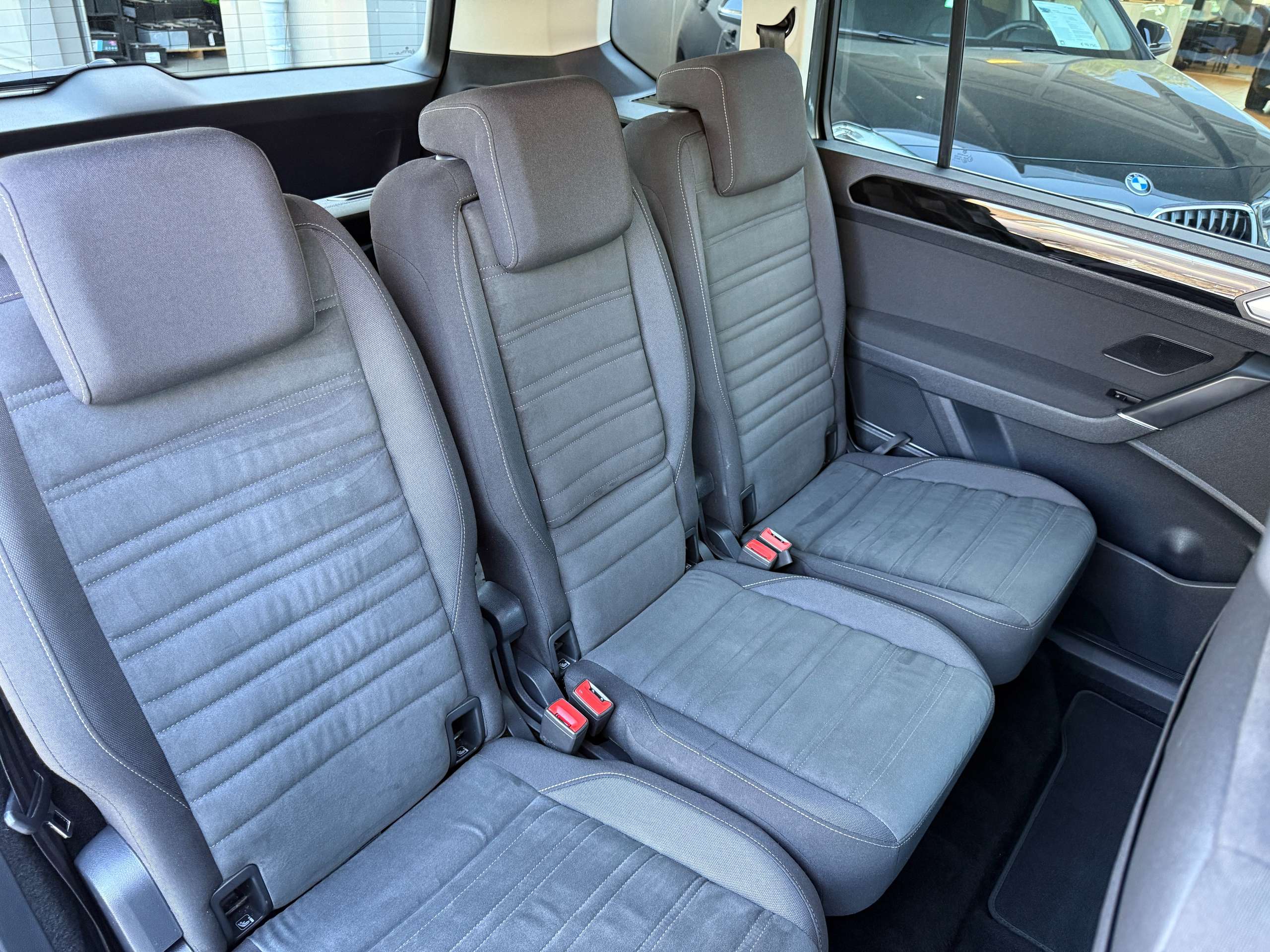 e009a36a-f888-49a0-a25b-89e3b8f8020225-volkswagen-touran-1-2-tsi-110pk-highline-navigatie-bluetooth-pdc-va-alu.jpg