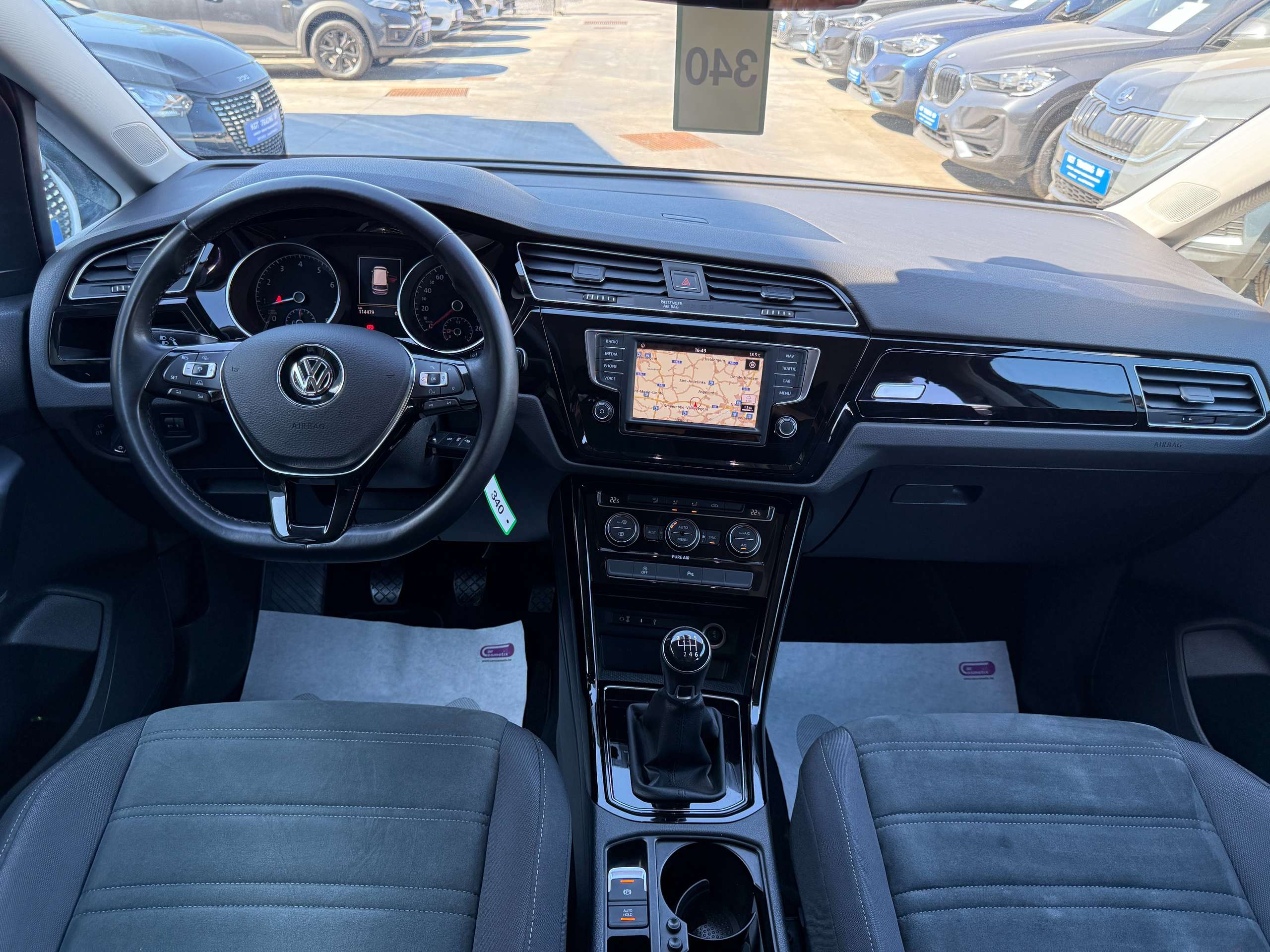 e009a36a-f888-49a0-a25b-89e3b8f8020227-volkswagen-touran-1-2-tsi-110pk-highline-navigatie-bluetooth-pdc-va-alu.jpg