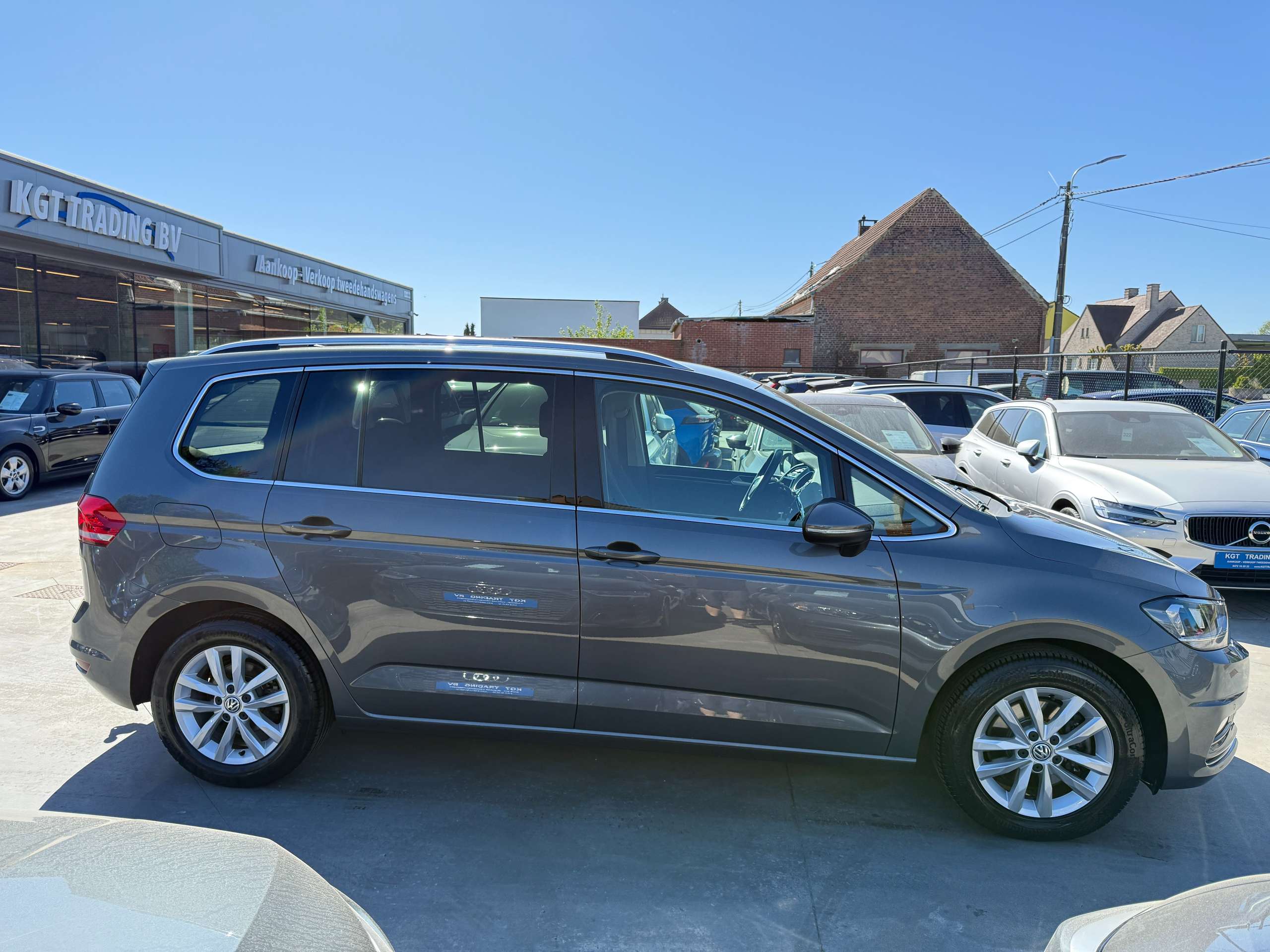 e009a36a-f888-49a0-a25b-89e3b8f802024-volkswagen-touran-1-2-tsi-110pk-highline-navigatie-bluetooth-pdc-va-alu.jpg