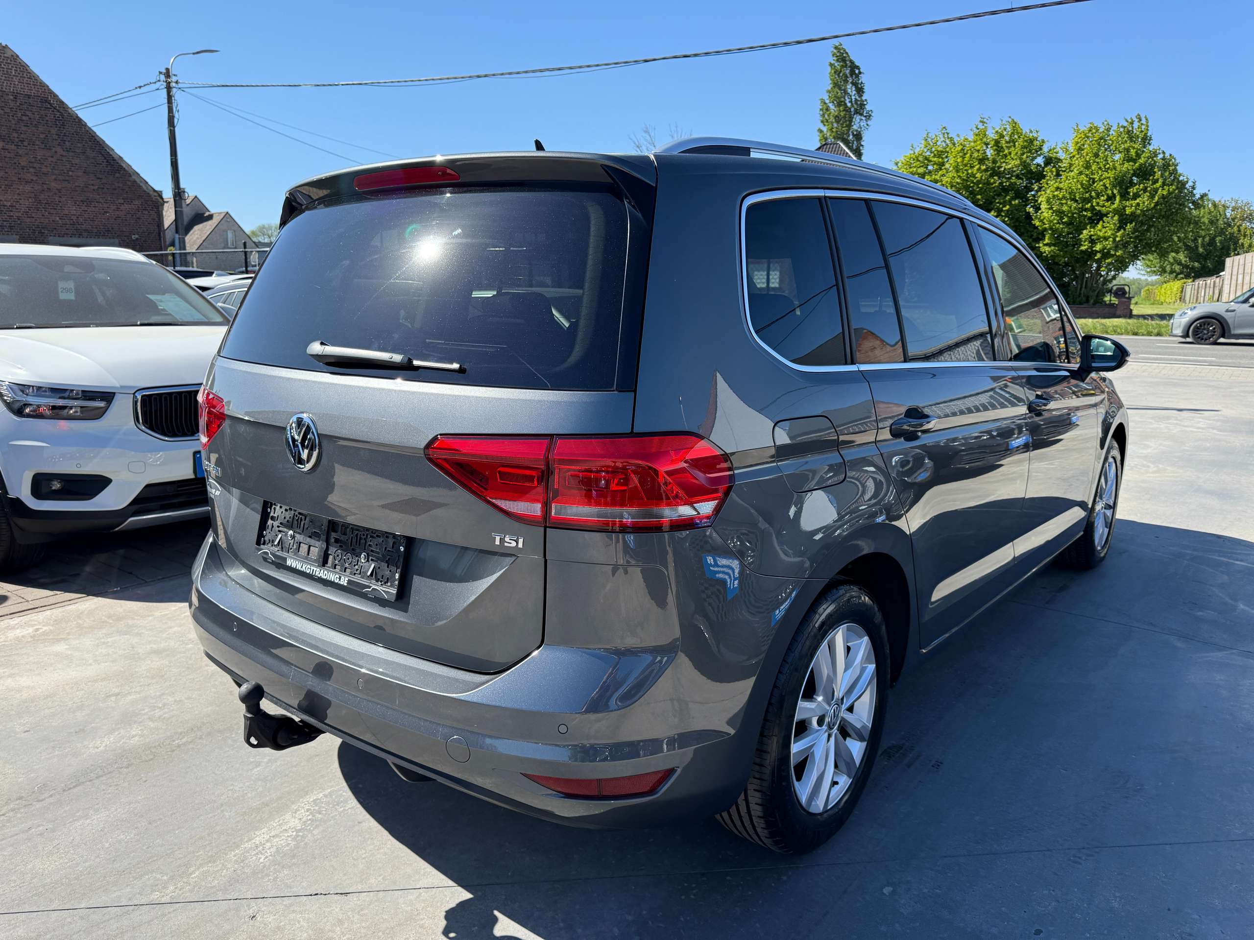 e009a36a-f888-49a0-a25b-89e3b8f802025-volkswagen-touran-1-2-tsi-110pk-highline-navigatie-bluetooth-pdc-va-alu.jpg