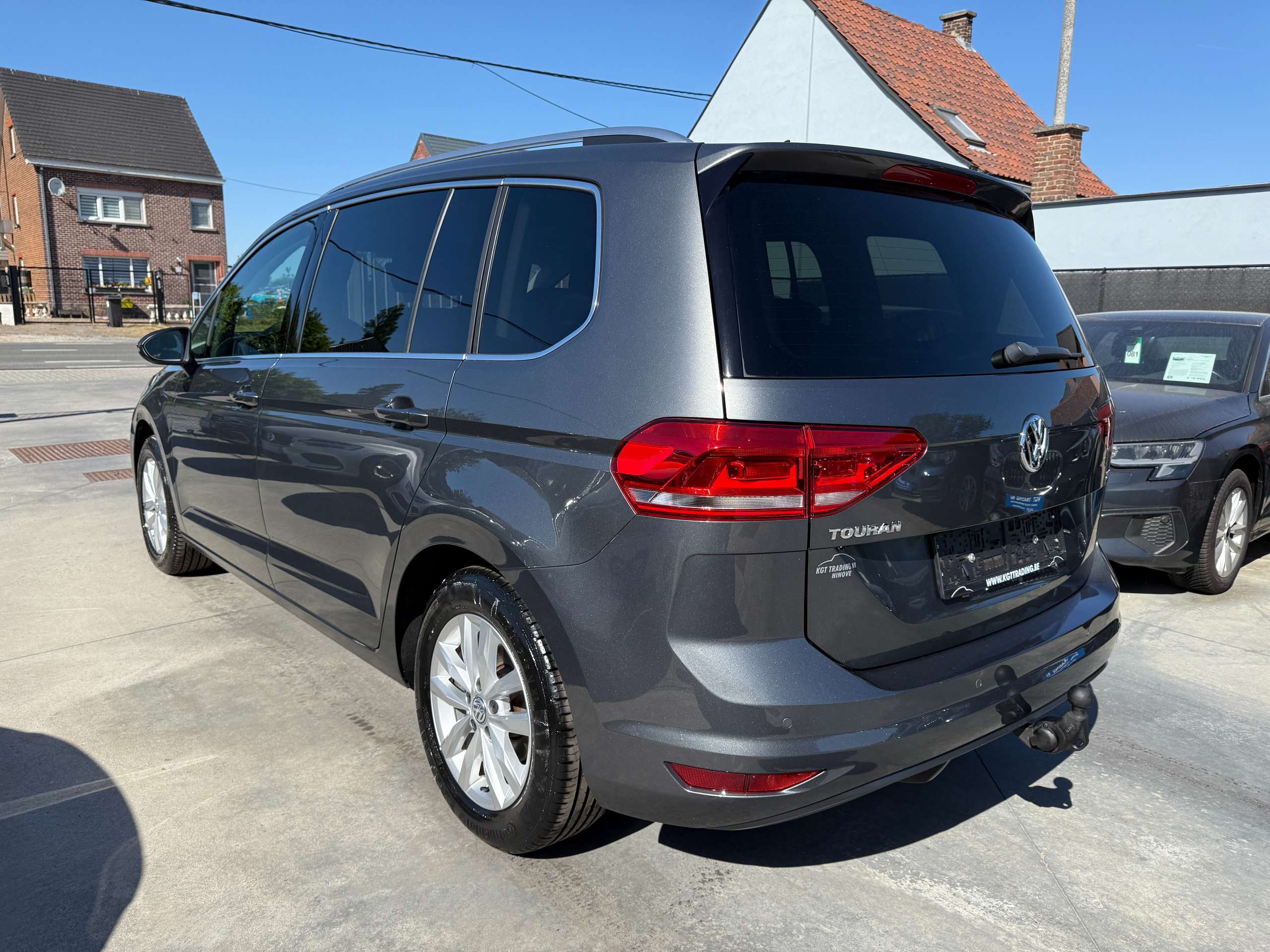 e009a36a-f888-49a0-a25b-89e3b8f802027-volkswagen-touran-1-2-tsi-110pk-highline-navigatie-bluetooth-pdc-va-alu.jpg