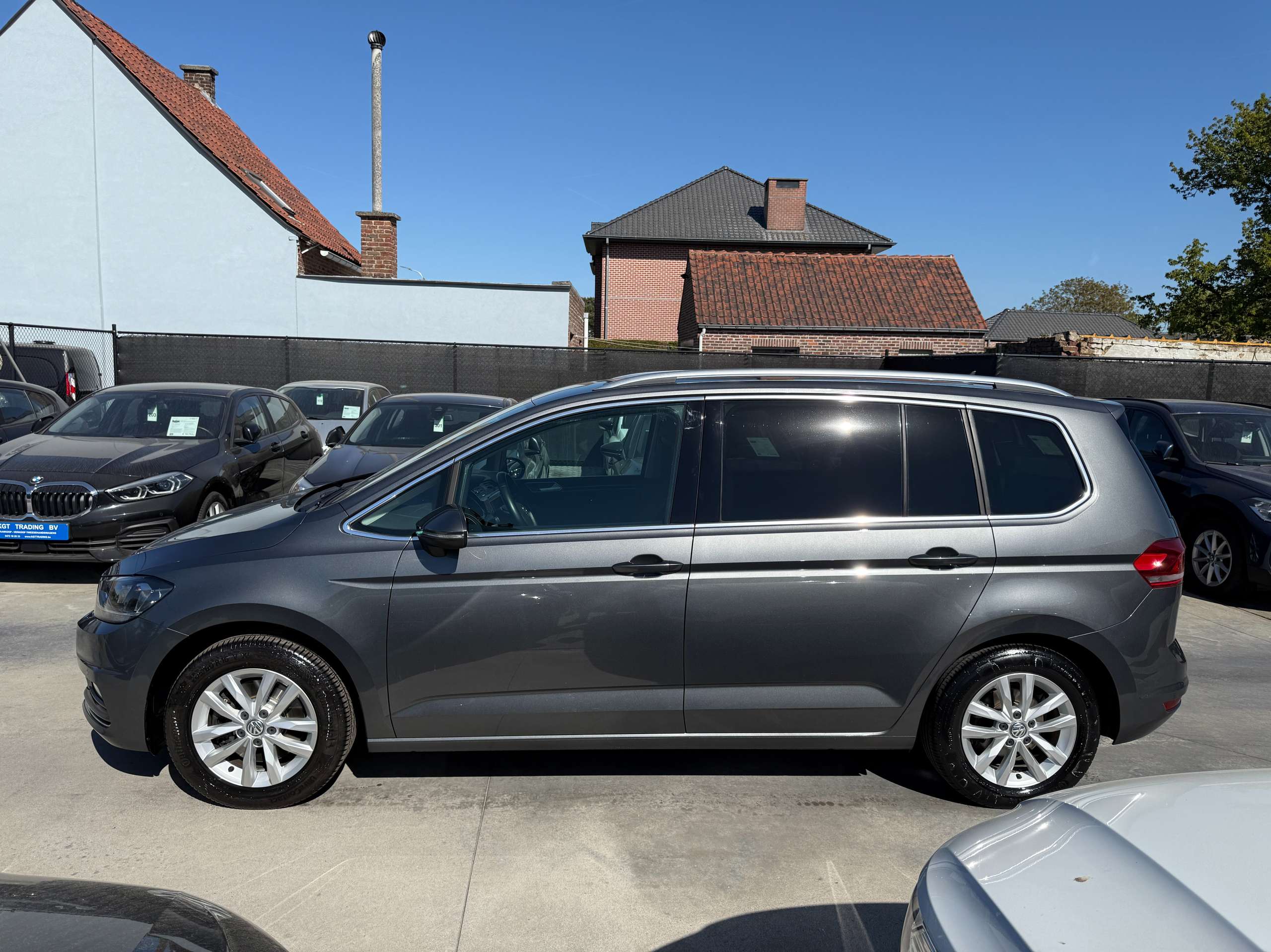 e009a36a-f888-49a0-a25b-89e3b8f802028-volkswagen-touran-1-2-tsi-110pk-highline-navigatie-bluetooth-pdc-va-alu.jpg