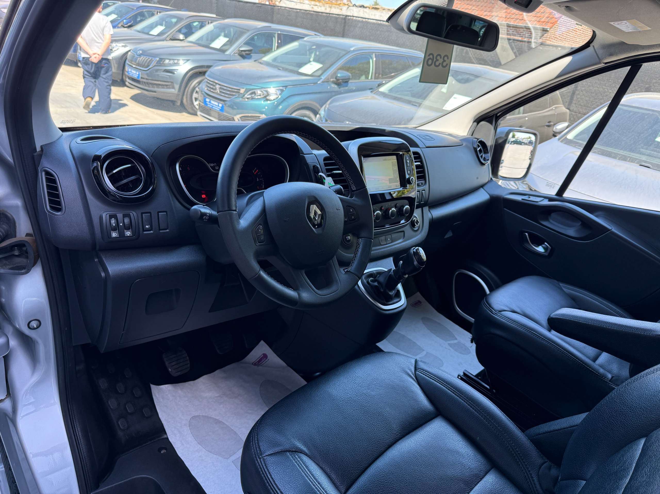 e0449f83-0881-49c4-bc60-55de931c145a14-renault-trafic-2-0-dci-145pk-8-zetels-navigatie-zwart-leder-camera-carplay-full-led.jpg
