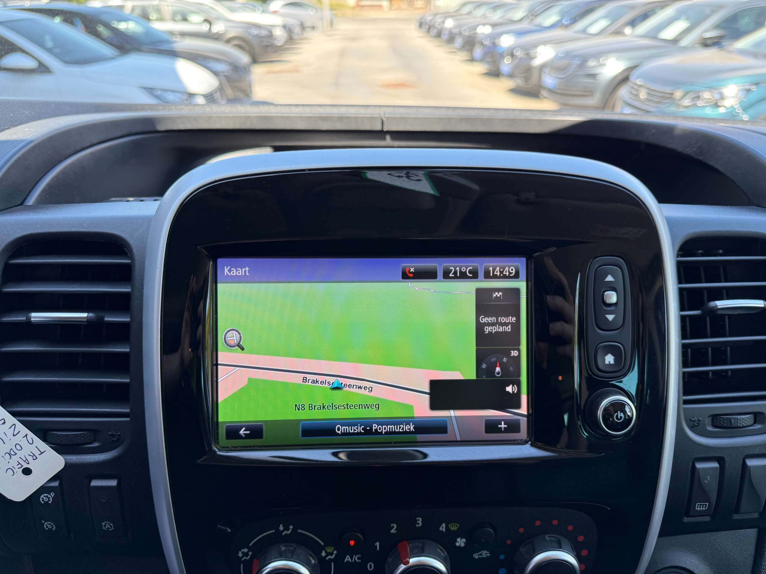 e0449f83-0881-49c4-bc60-55de931c145a19-renault-trafic-2-0-dci-145pk-8-zetels-navigatie-zwart-leder-camera-carplay-full-led.jpg
