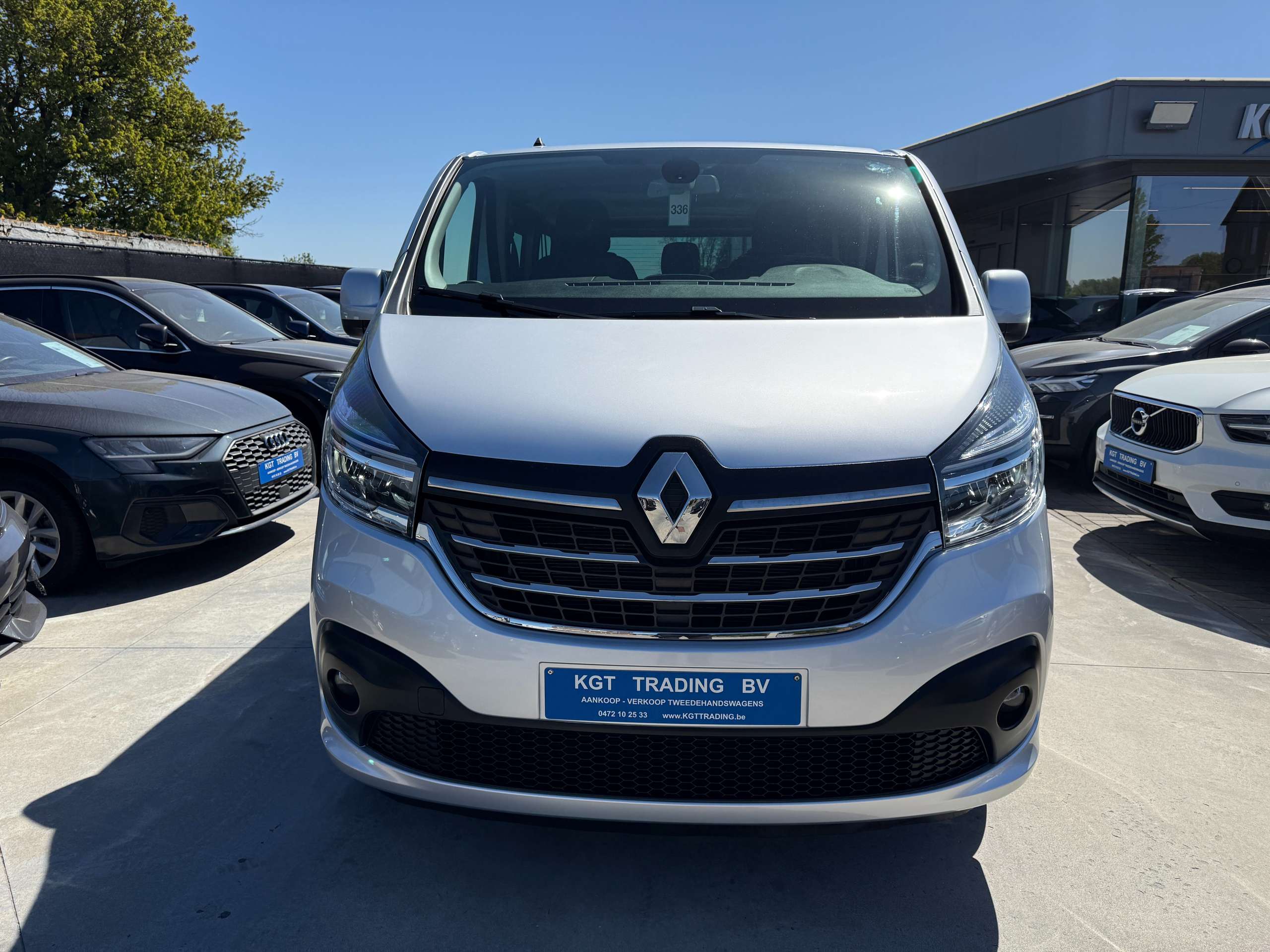 e0449f83-0881-49c4-bc60-55de931c145a2-renault-trafic-2-0-dci-145pk-8-zetels-navigatie-zwart-leder-camera-carplay-full-led.jpg