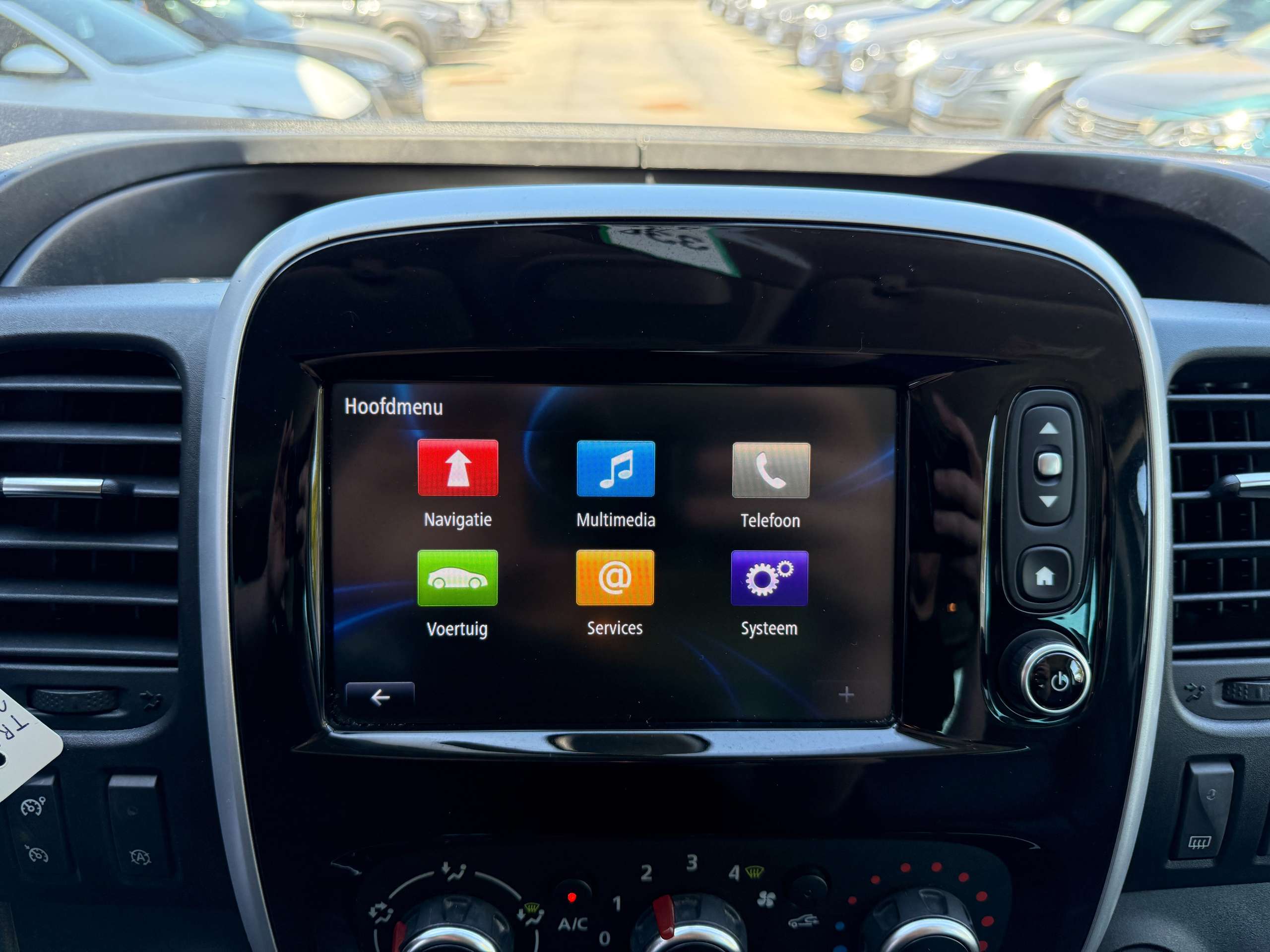 e0449f83-0881-49c4-bc60-55de931c145a22-renault-trafic-2-0-dci-145pk-8-zetels-navigatie-zwart-leder-camera-carplay-full-led.jpg