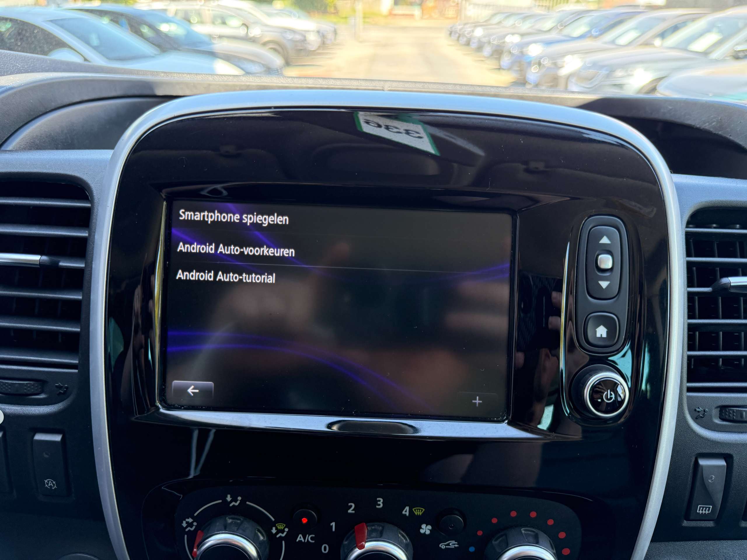 e0449f83-0881-49c4-bc60-55de931c145a23-renault-trafic-2-0-dci-145pk-8-zetels-navigatie-zwart-leder-camera-carplay-full-led.jpg