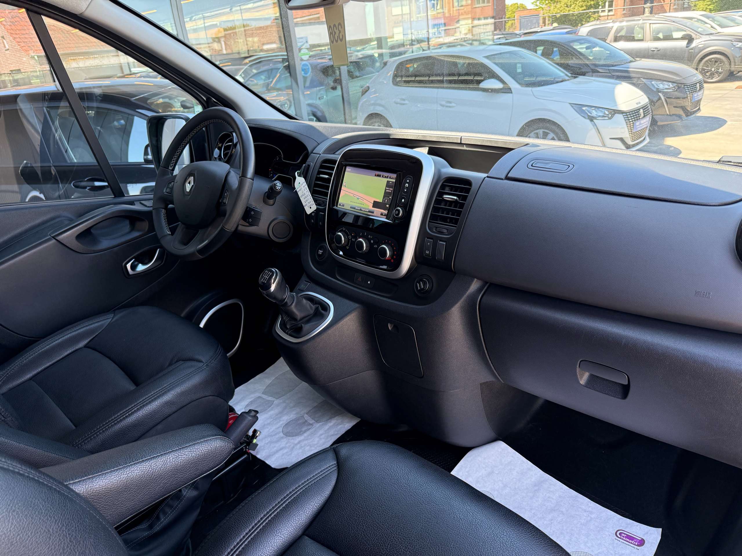 e0449f83-0881-49c4-bc60-55de931c145a25-renault-trafic-2-0-dci-145pk-8-zetels-navigatie-zwart-leder-camera-carplay-full-led.jpg