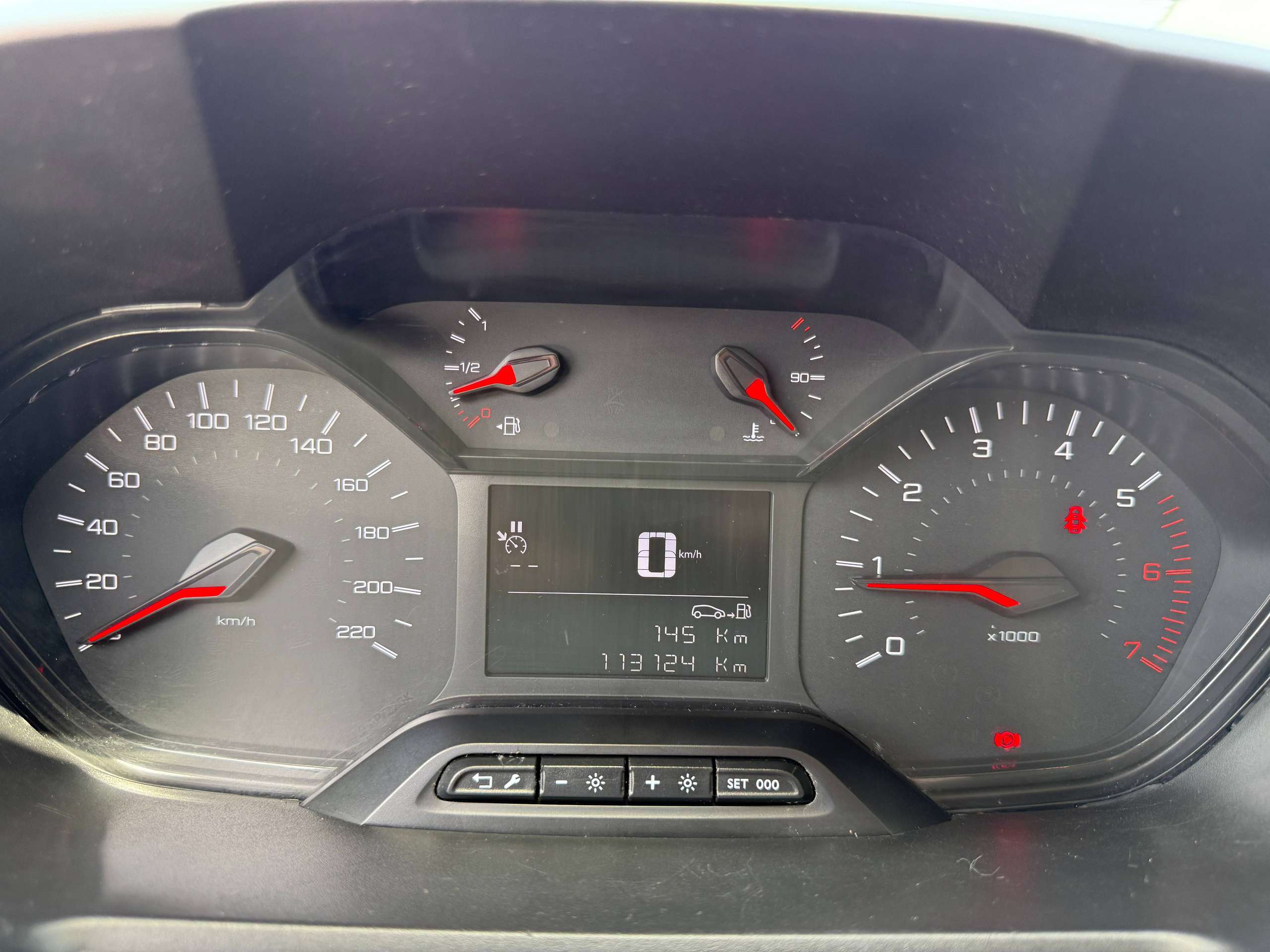 e73924c2-ae52-4484-b188-52774d63ec1a17-peugeot-partner-1-5-bluehdi-l2-3zit-navigatie-carplay-pdc-bluetooth-a-c.jpg