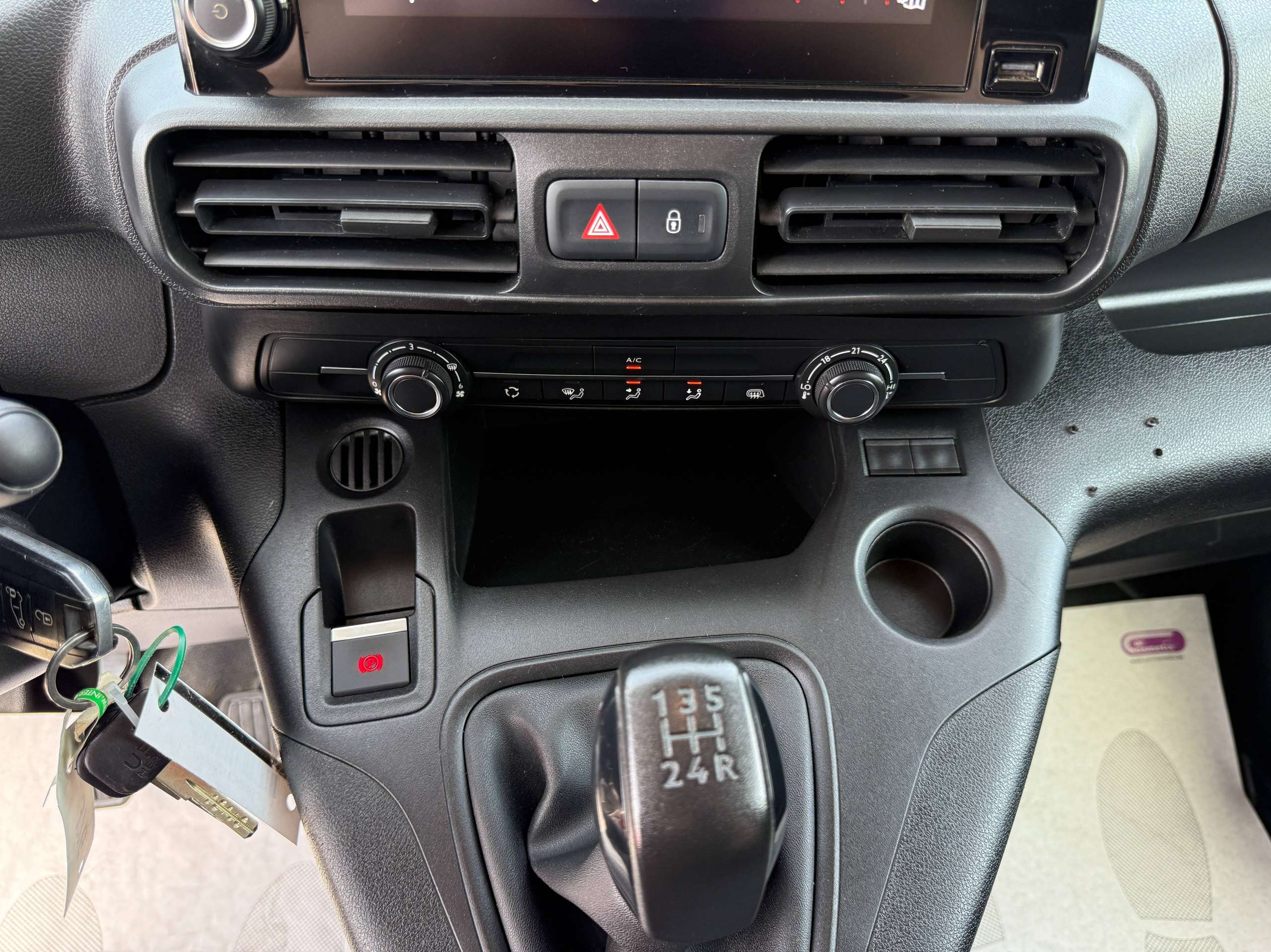 e73924c2-ae52-4484-b188-52774d63ec1a20-peugeot-partner-1-5-bluehdi-l2-3zit-navigatie-carplay-pdc-bluetooth-a-c.jpg