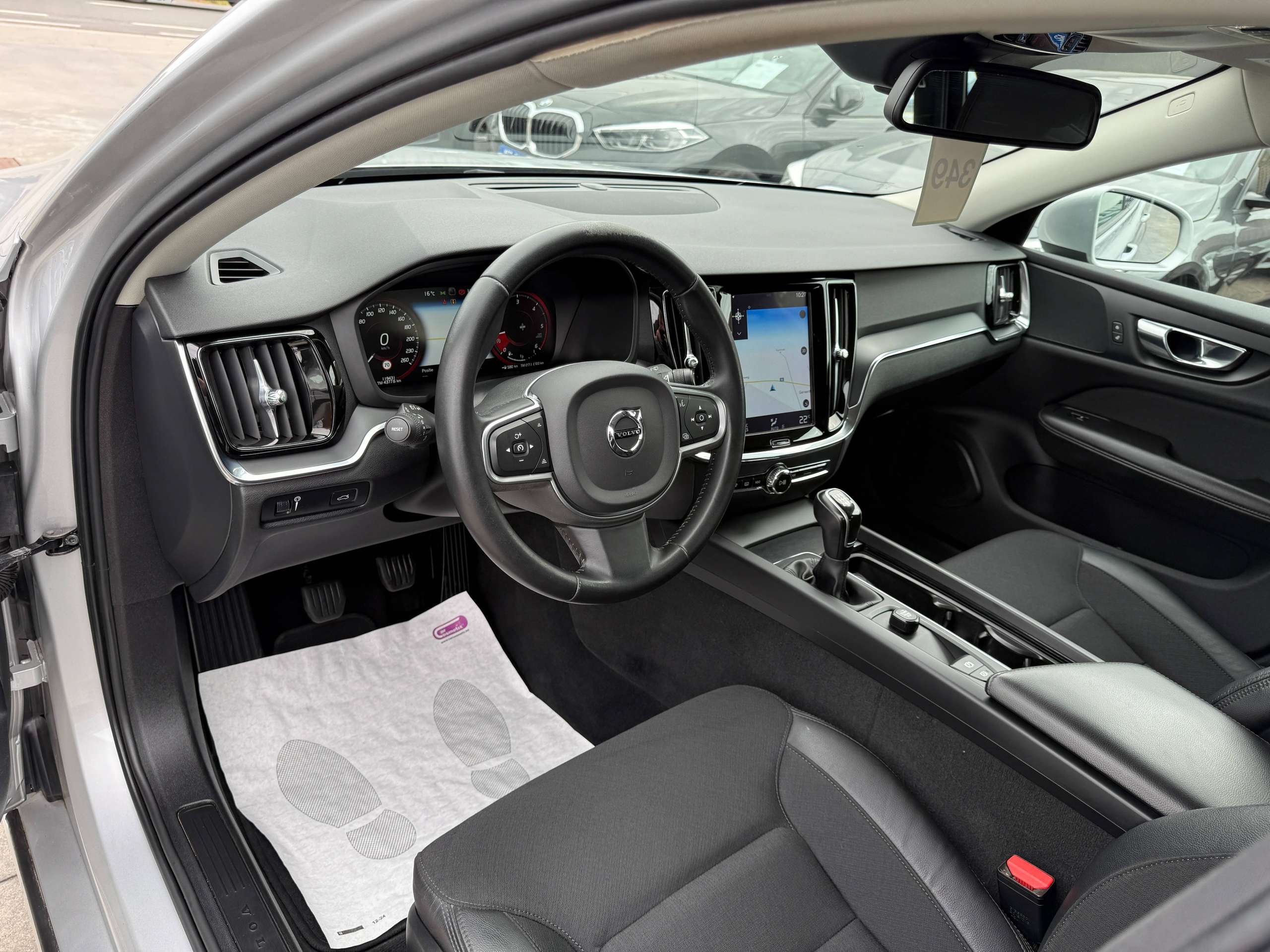 f32dae7c-1a87-4ef5-ae95-5df792e9a9b913-volvo-v60-2-0d3-150pk-navigatie-full-led-leder-carplay-pdc-bluetooth.jpg