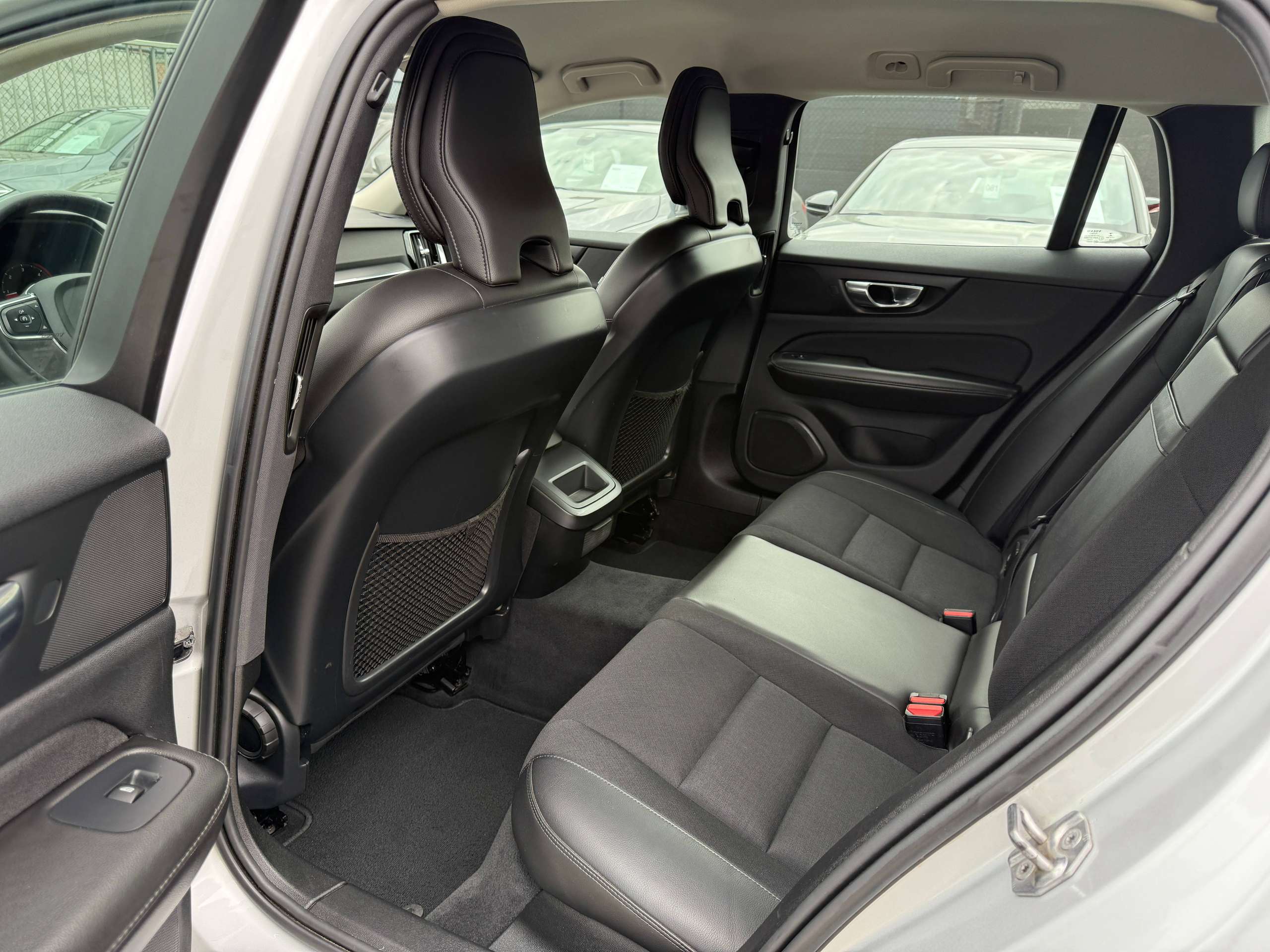 f32dae7c-1a87-4ef5-ae95-5df792e9a9b914-volvo-v60-2-0d3-150pk-navigatie-full-led-leder-carplay-pdc-bluetooth.jpg