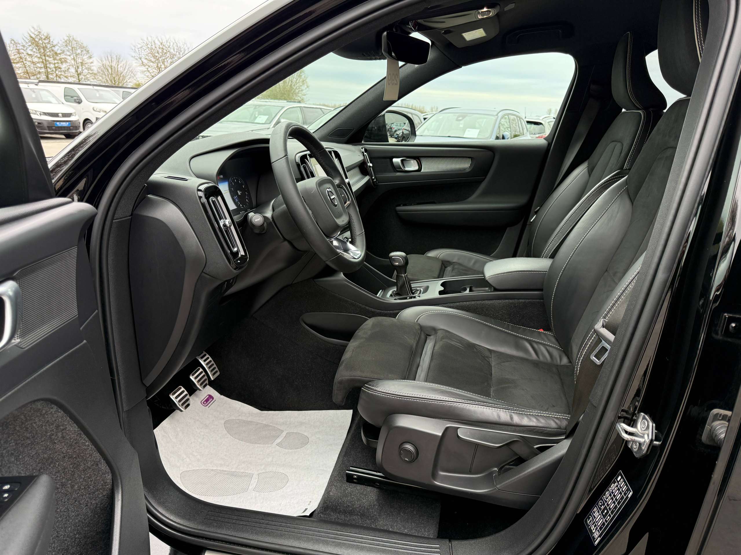 02970feb-fe48-4337-aded-fe7d51148efc12-volvo-xc40-1-5-t2-r-design-navigatie-leder-full-led-carplay.jpg