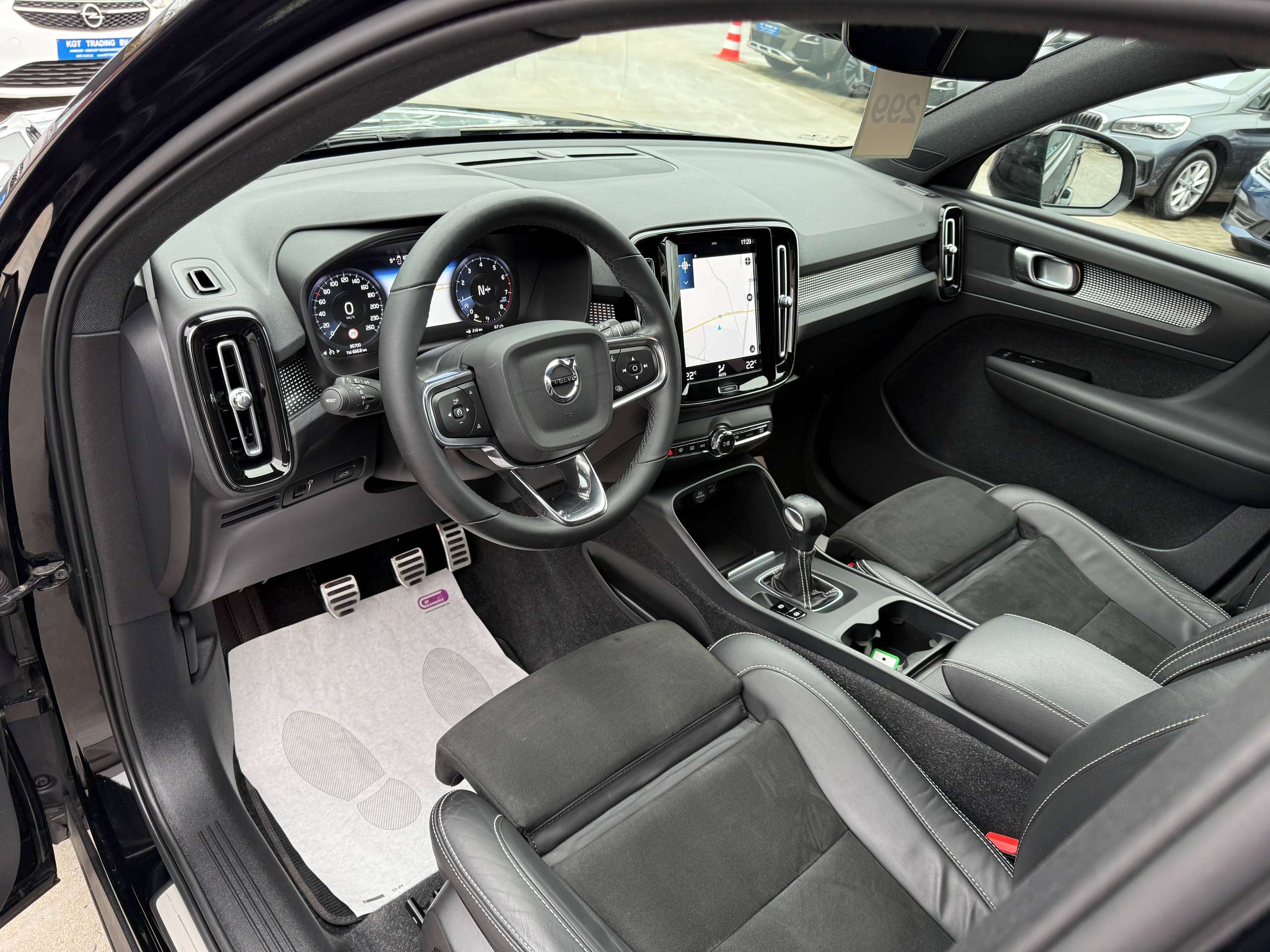 02970feb-fe48-4337-aded-fe7d51148efc13-volvo-xc40-1-5-t2-r-design-navigatie-leder-full-led-carplay.jpg