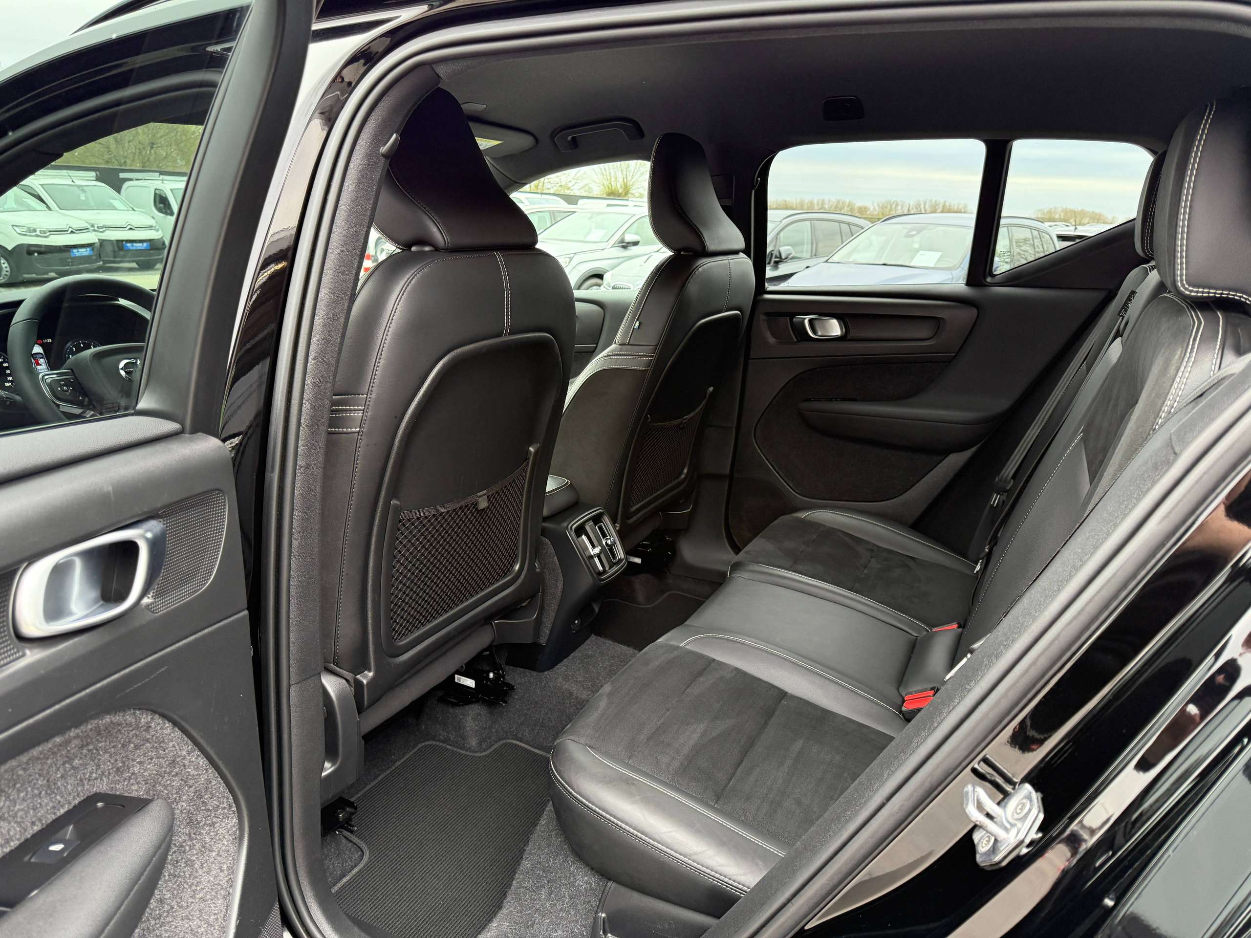 02970feb-fe48-4337-aded-fe7d51148efc14-volvo-xc40-1-5-t2-r-design-navigatie-leder-full-led-carplay.jpg