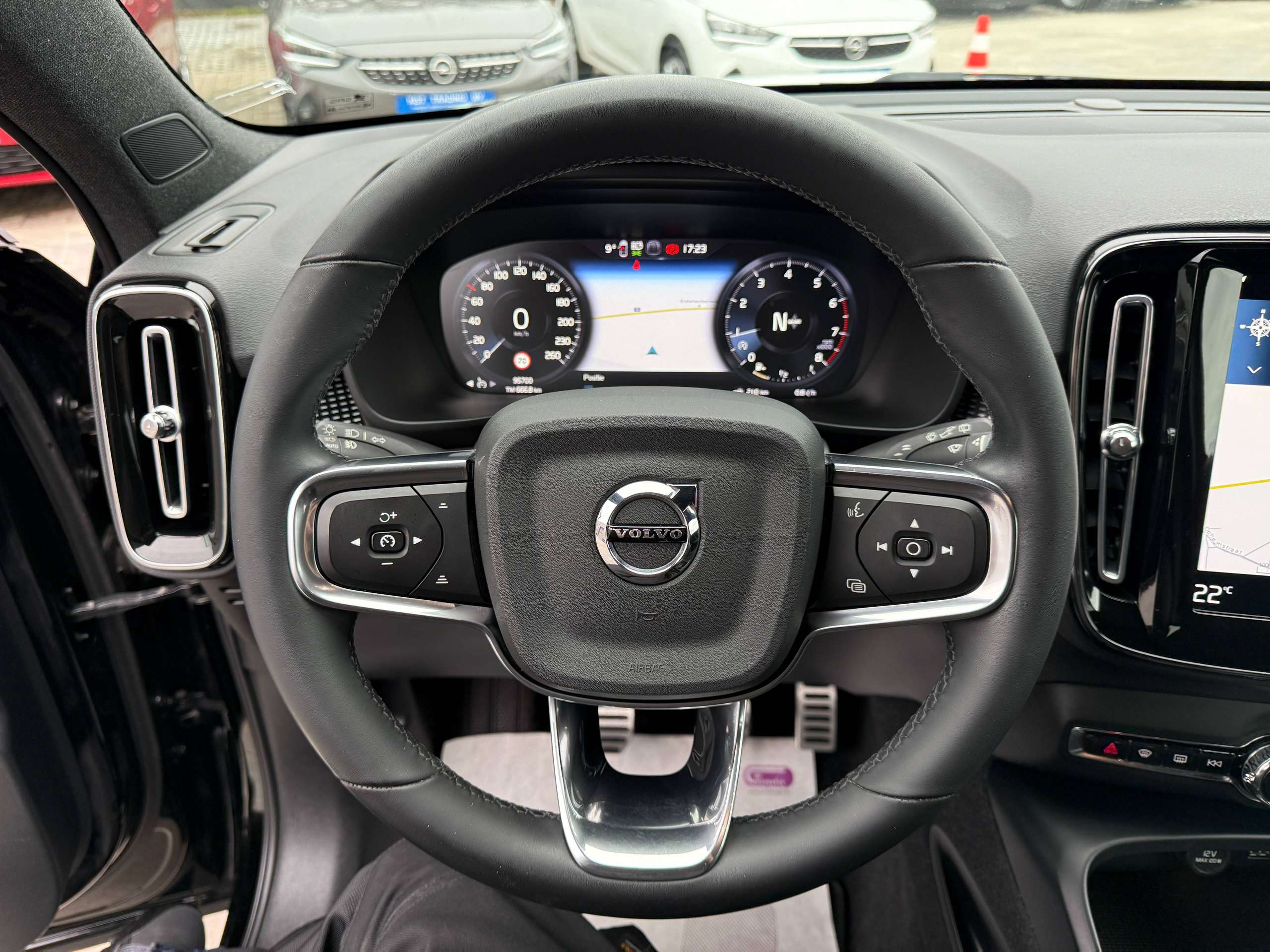 02970feb-fe48-4337-aded-fe7d51148efc17-volvo-xc40-1-5-t2-r-design-navigatie-leder-full-led-carplay.jpg