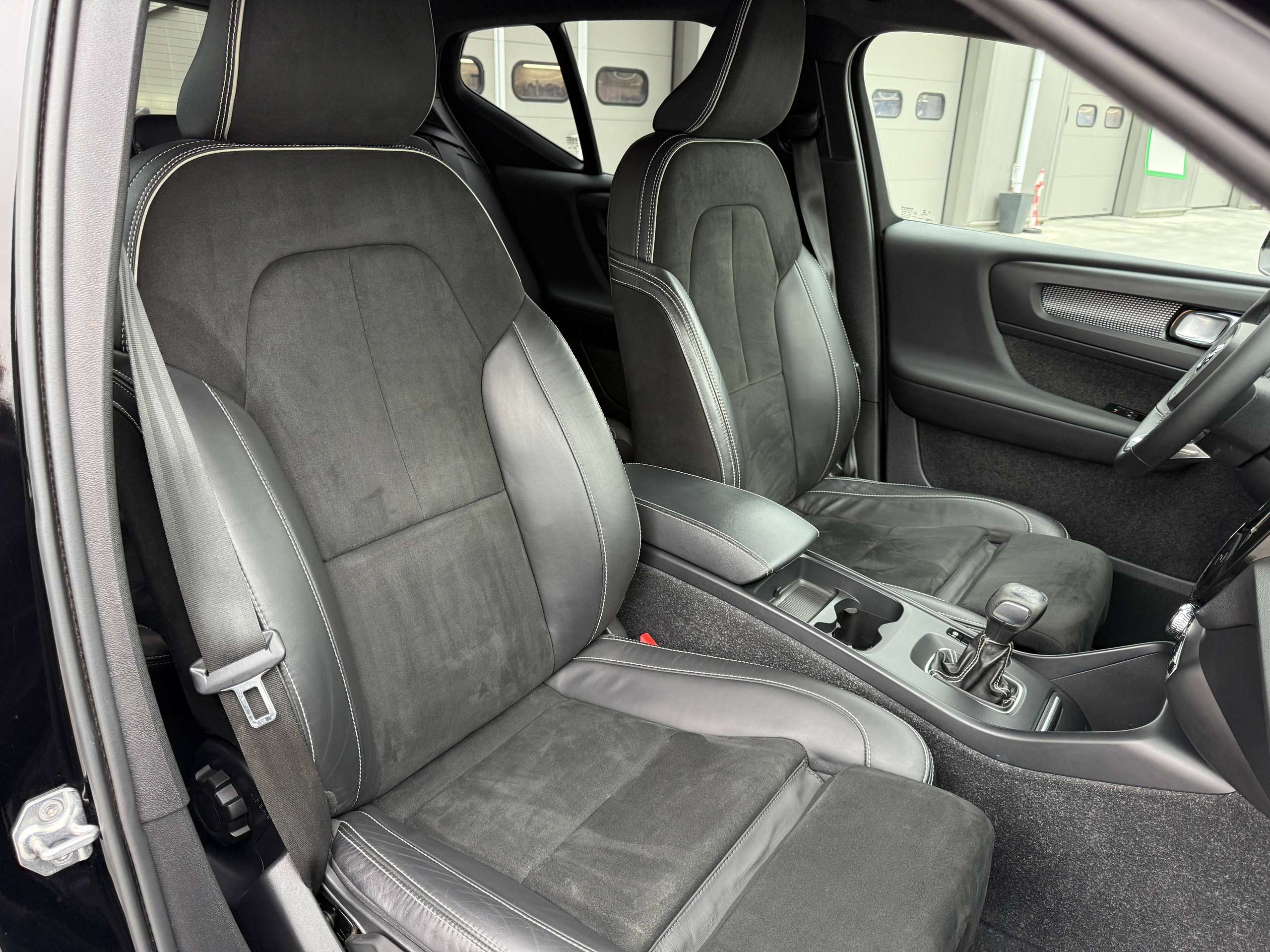 02970feb-fe48-4337-aded-fe7d51148efc27-volvo-xc40-1-5-t2-r-design-navigatie-leder-full-led-carplay.jpg