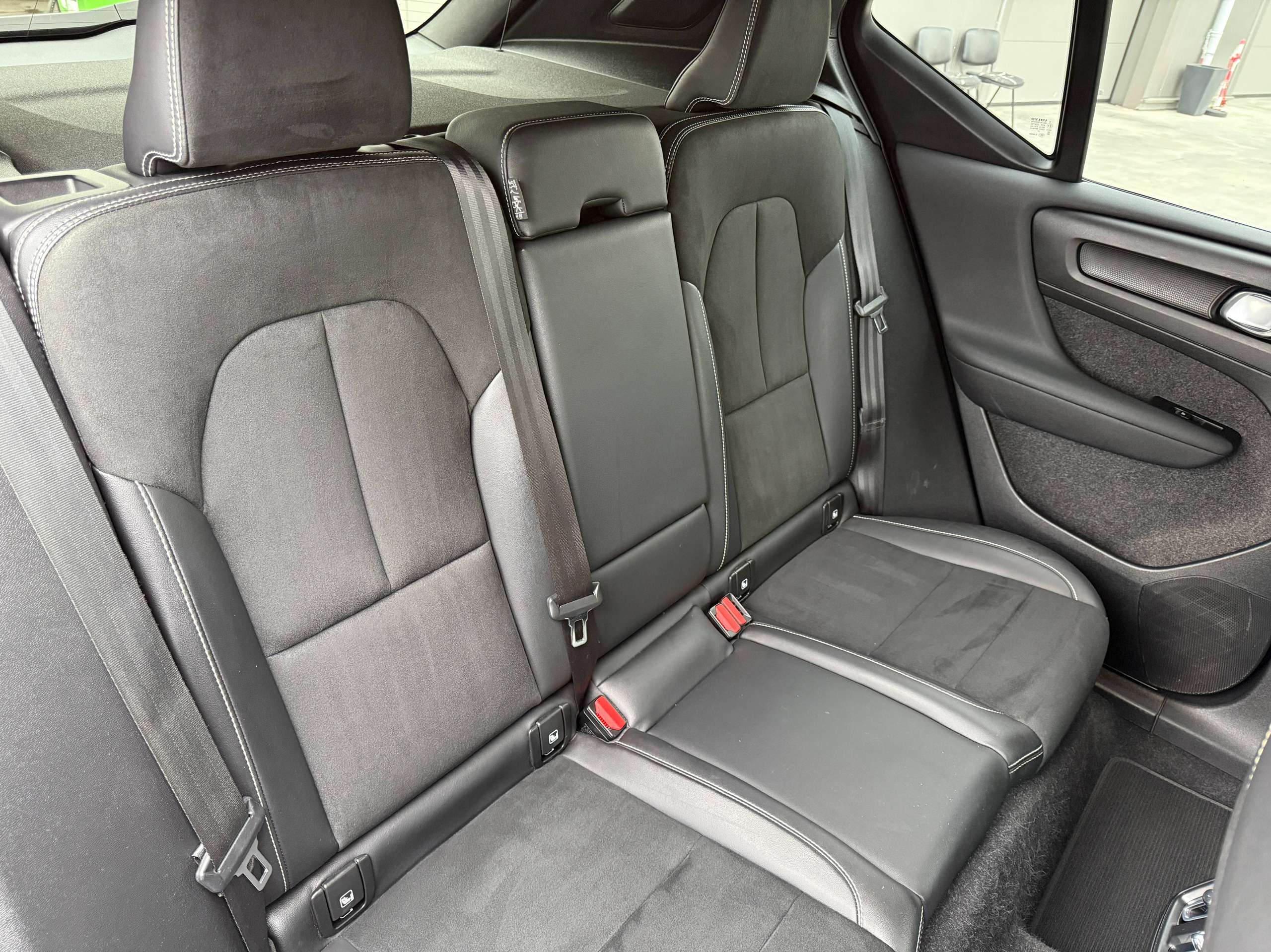 02970feb-fe48-4337-aded-fe7d51148efc28-volvo-xc40-1-5-t2-r-design-navigatie-leder-full-led-carplay.jpg