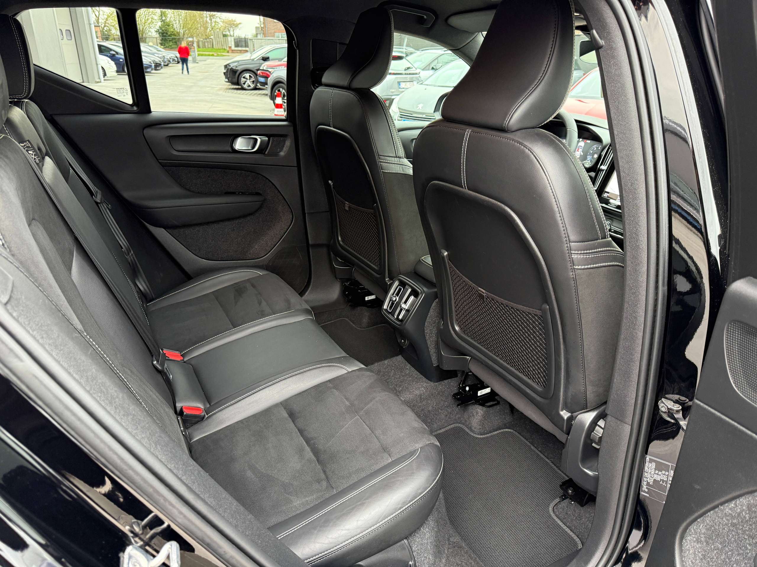 02970feb-fe48-4337-aded-fe7d51148efc29-volvo-xc40-1-5-t2-r-design-navigatie-leder-full-led-carplay.jpg