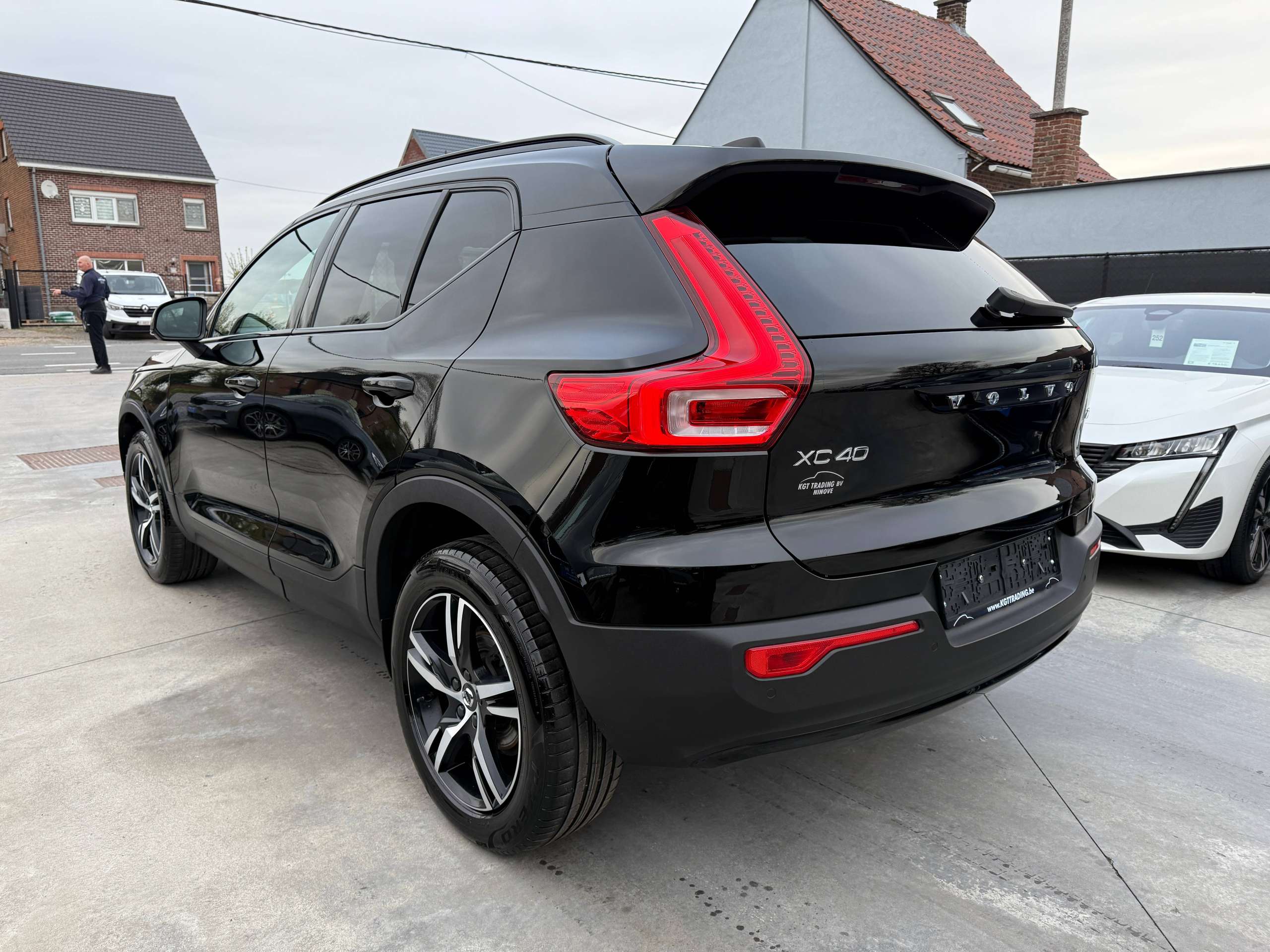 02970feb-fe48-4337-aded-fe7d51148efc7-volvo-xc40-1-5-t2-r-design-navigatie-leder-full-led-carplay.jpg