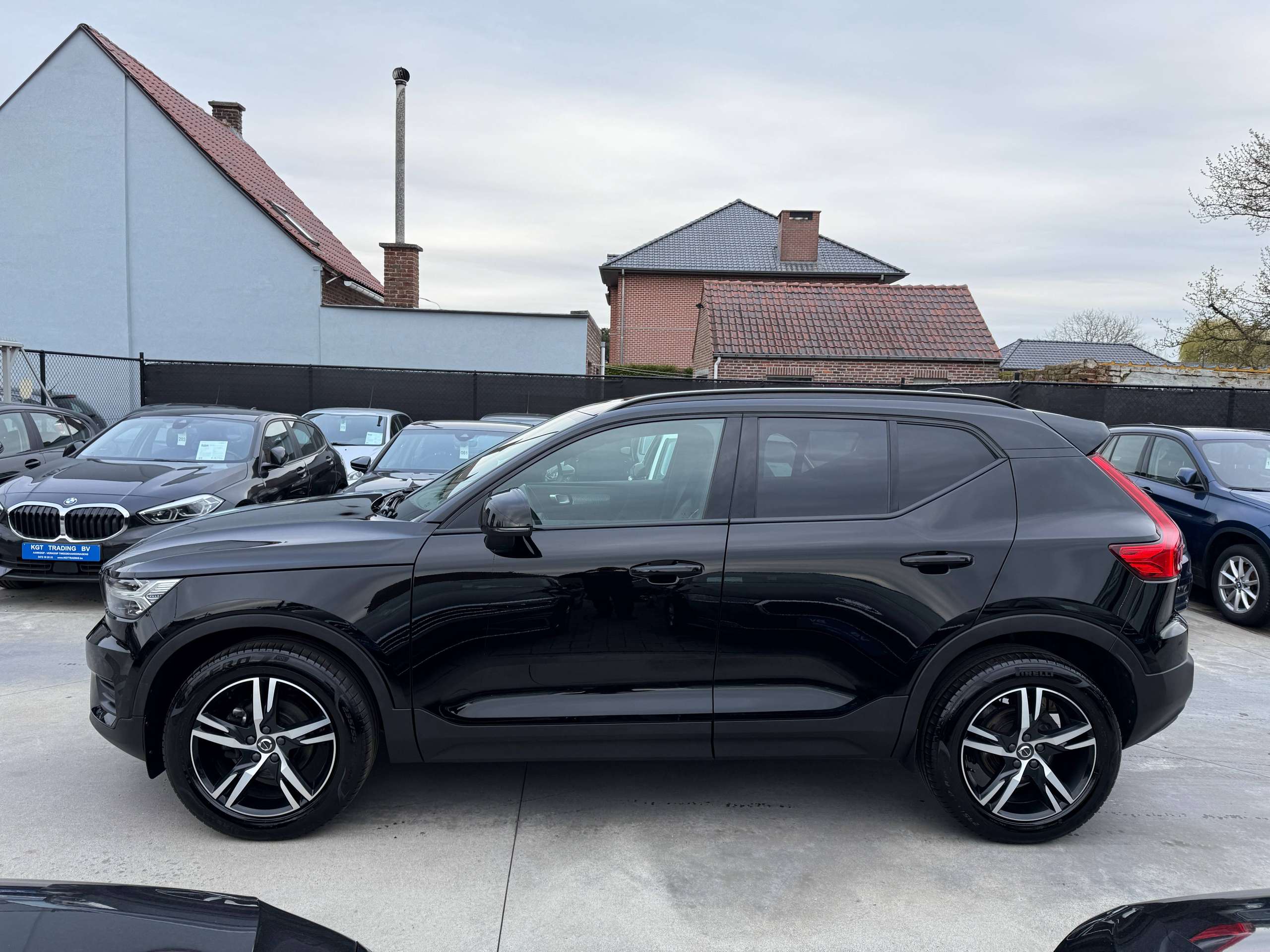 02970feb-fe48-4337-aded-fe7d51148efc8-volvo-xc40-1-5-t2-r-design-navigatie-leder-full-led-carplay.jpg