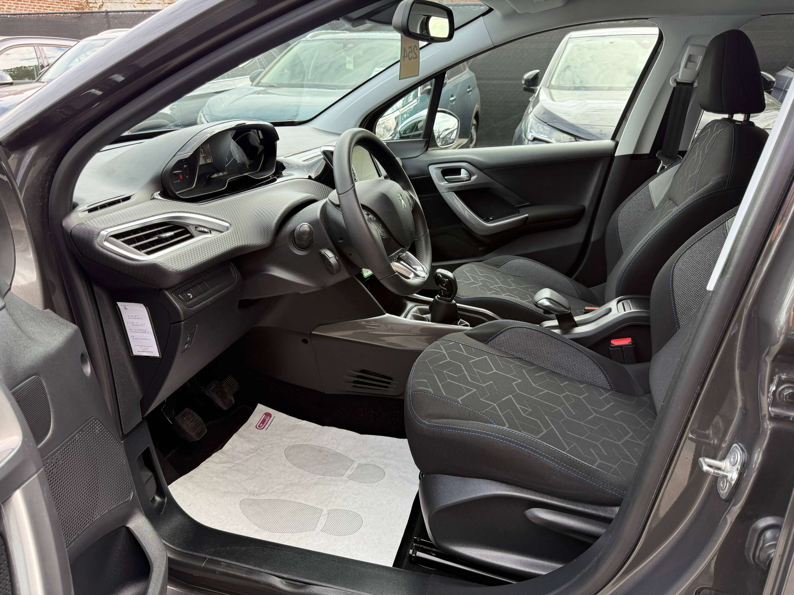 085f1008-38eb-4573-856a-4eb5f581c19111-peugeot-2008-1-2i-navigatie-pdc-digitale-airco-carplay-bluetooth-alu-carpass.jpg