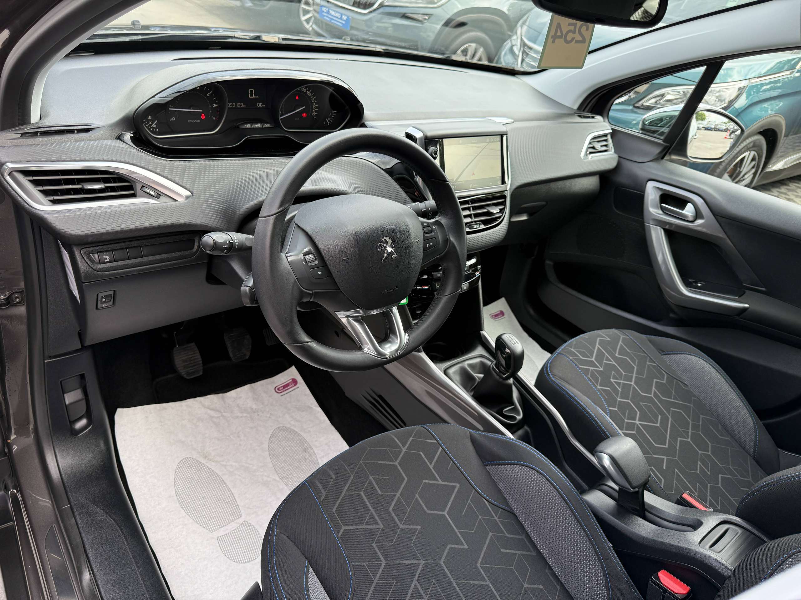 085f1008-38eb-4573-856a-4eb5f581c19112-peugeot-2008-1-2i-navigatie-pdc-digitale-airco-carplay-bluetooth-alu-carpass.jpg