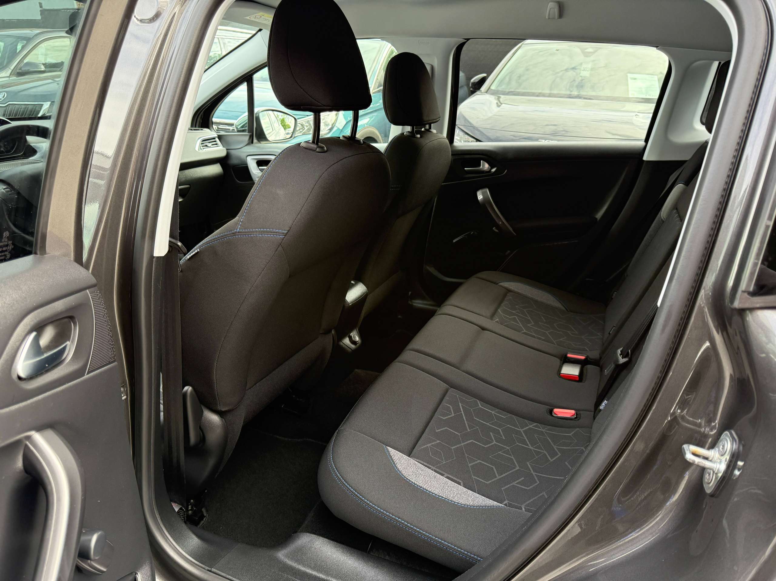 085f1008-38eb-4573-856a-4eb5f581c19113-peugeot-2008-1-2i-navigatie-pdc-digitale-airco-carplay-bluetooth-alu-carpass.jpg