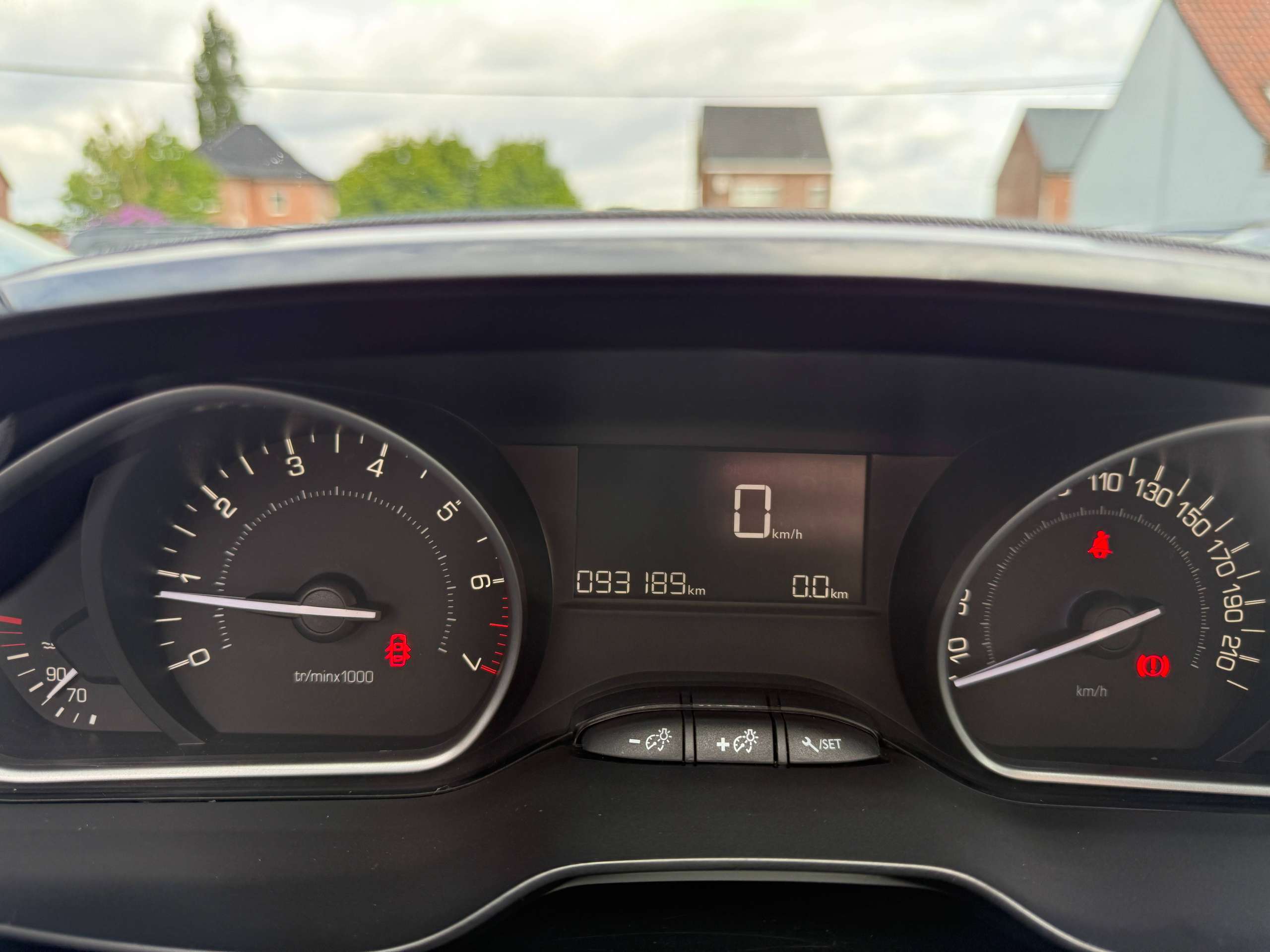 085f1008-38eb-4573-856a-4eb5f581c19115-peugeot-2008-1-2i-navigatie-pdc-digitale-airco-carplay-bluetooth-alu-carpass.jpg
