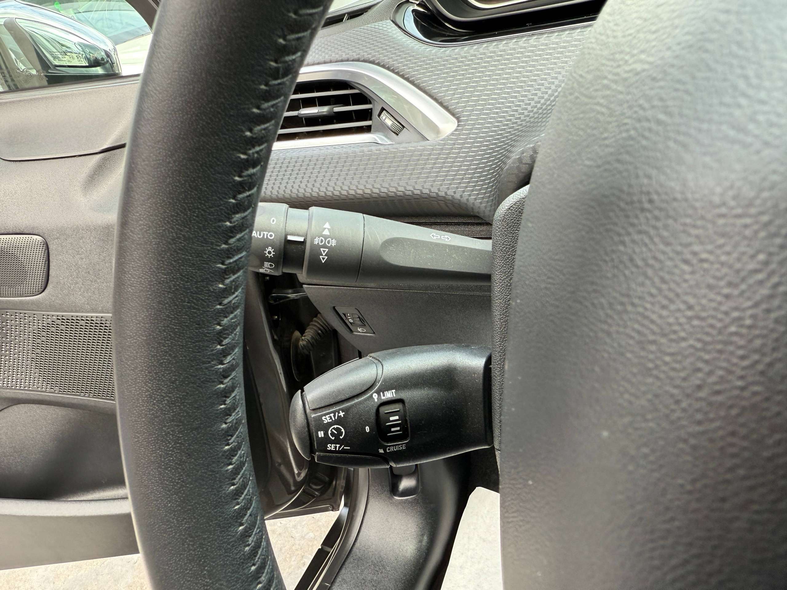 085f1008-38eb-4573-856a-4eb5f581c19116-peugeot-2008-1-2i-navigatie-pdc-digitale-airco-carplay-bluetooth-alu-carpass.jpg