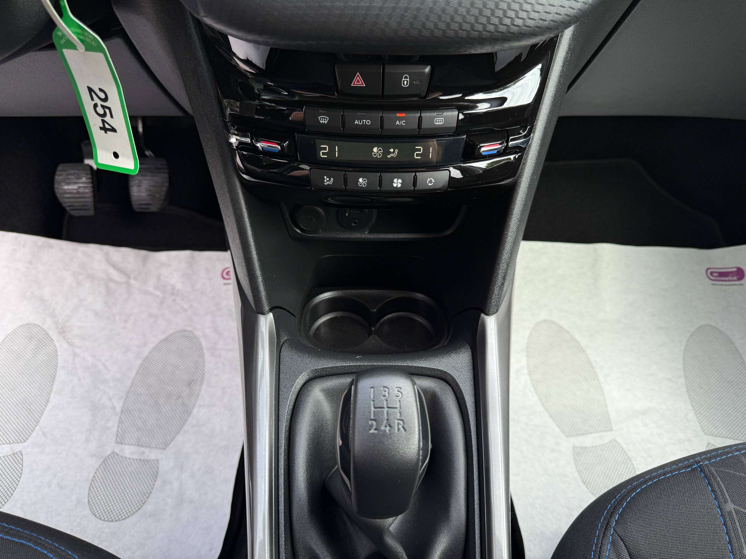 085f1008-38eb-4573-856a-4eb5f581c19118-peugeot-2008-1-2i-navigatie-pdc-digitale-airco-carplay-bluetooth-alu-carpass.jpg